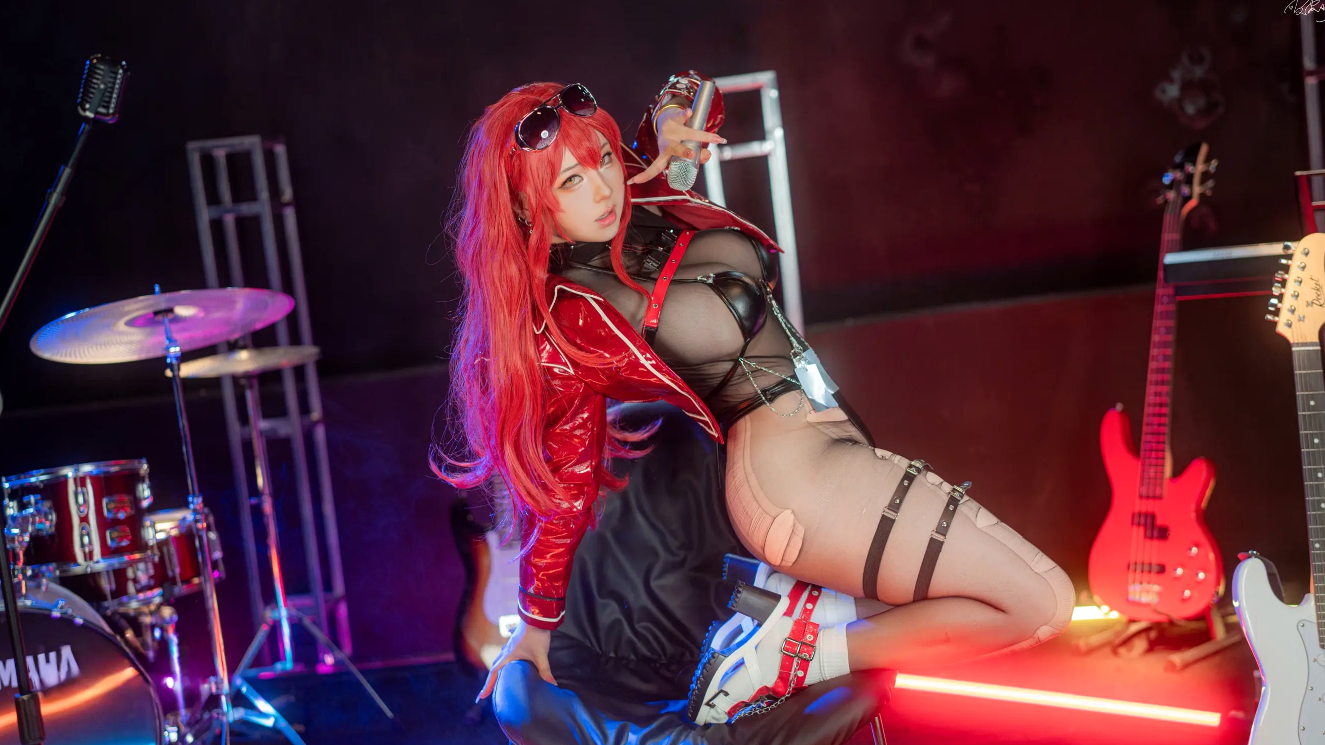 皮皮奶Nikke胜利女神沃伦姆Cosplay - 性感摇滚歌手舞台私房照 极致诱惑大尺度套图