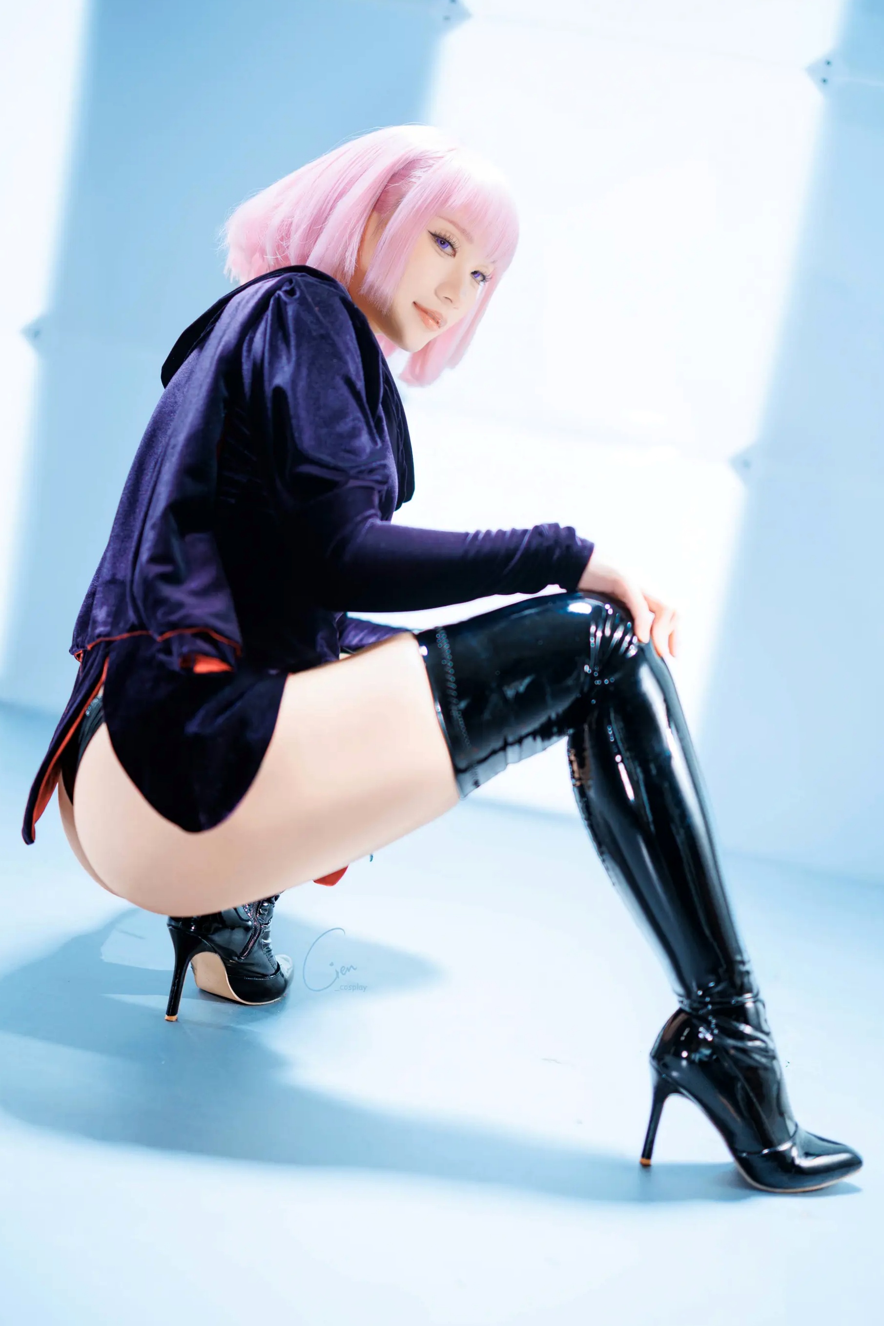 Cien恩恩经典动漫哈曼·卡恩Cosplay,冷艳妆容搭配漆皮长靴御姐范十足