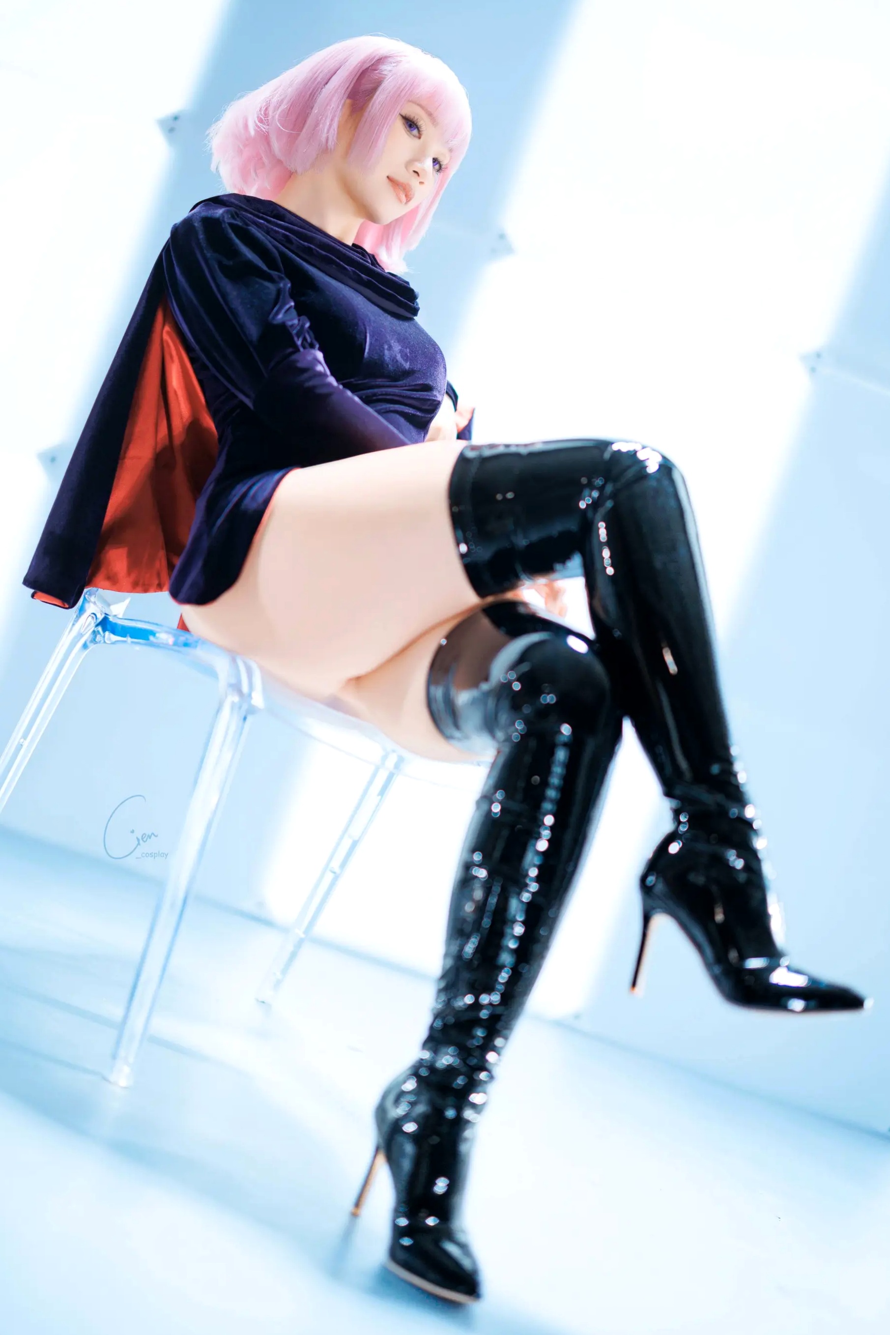Cien恩恩经典动漫哈曼·卡恩Cosplay,冷艳妆容搭配漆皮长靴御姐范十足