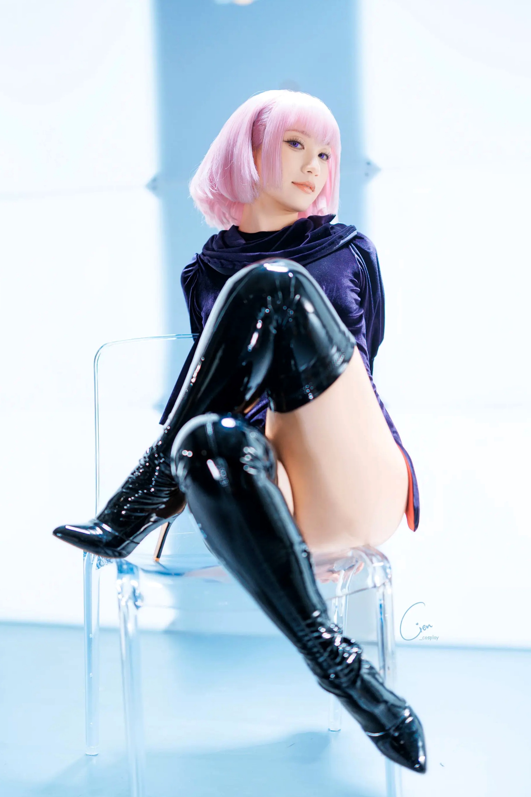 Cien恩恩经典动漫哈曼·卡恩Cosplay,冷艳妆容搭配漆皮长靴御姐范十足