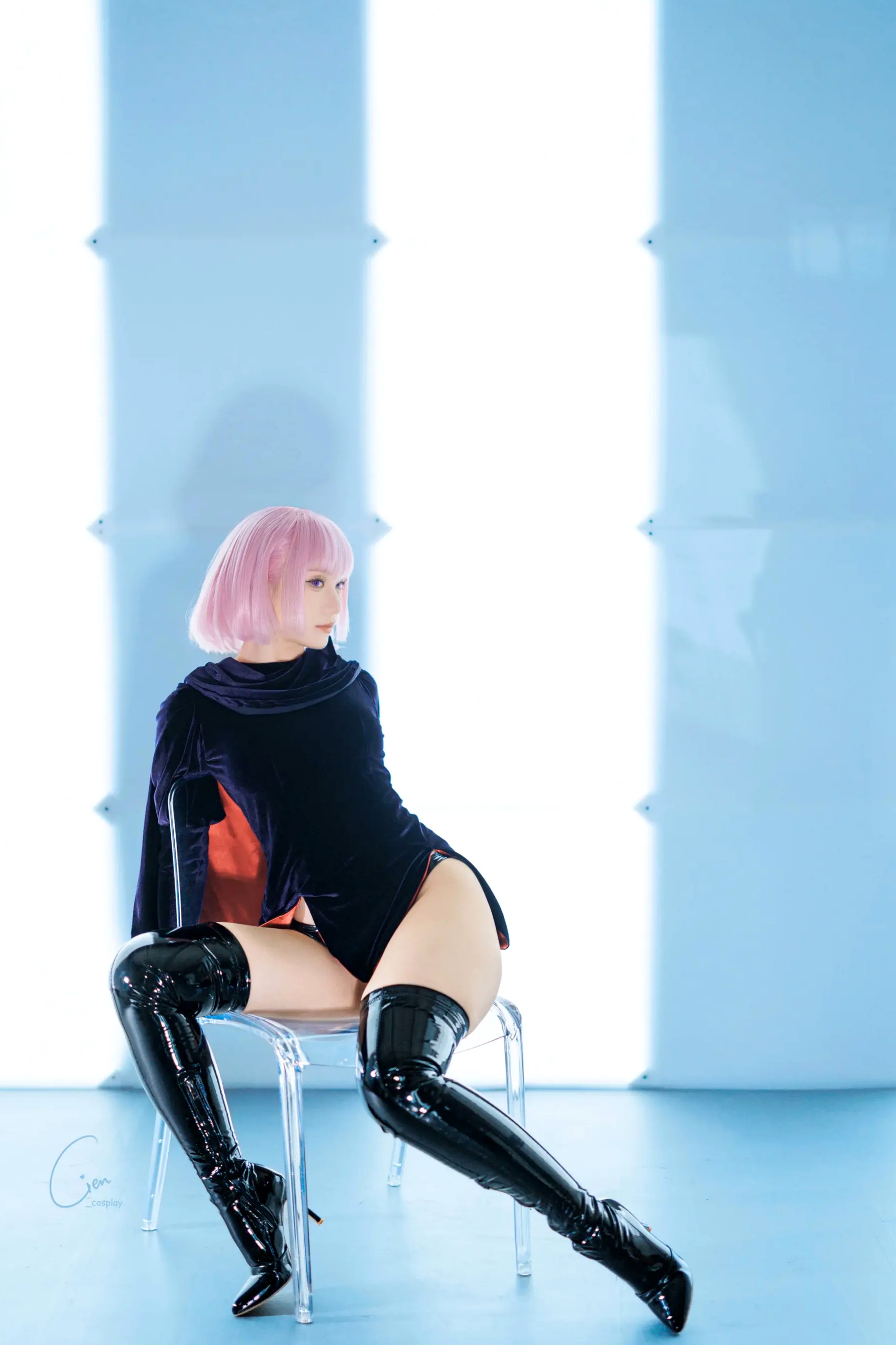 Cien恩恩经典动漫哈曼·卡恩Cosplay,冷艳妆容搭配漆皮长靴御姐范十足