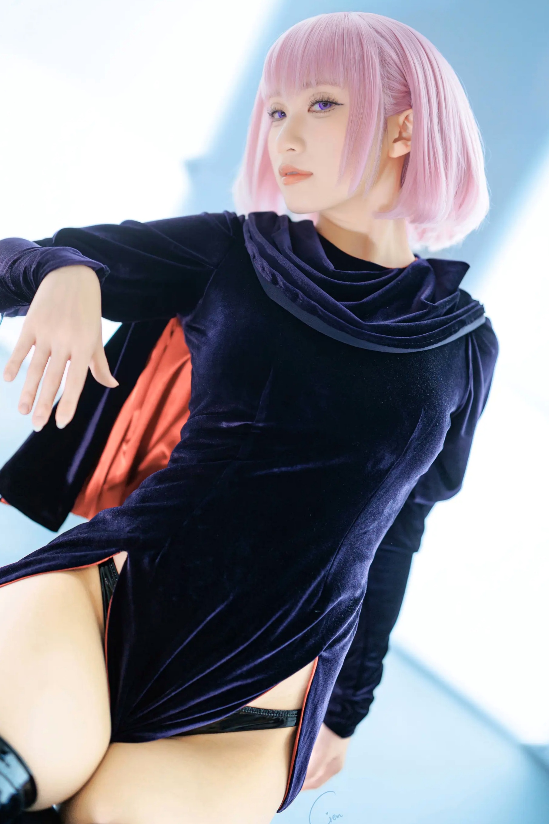 Cien恩恩经典动漫哈曼·卡恩Cosplay,冷艳妆容搭配漆皮长靴御姐范十足
