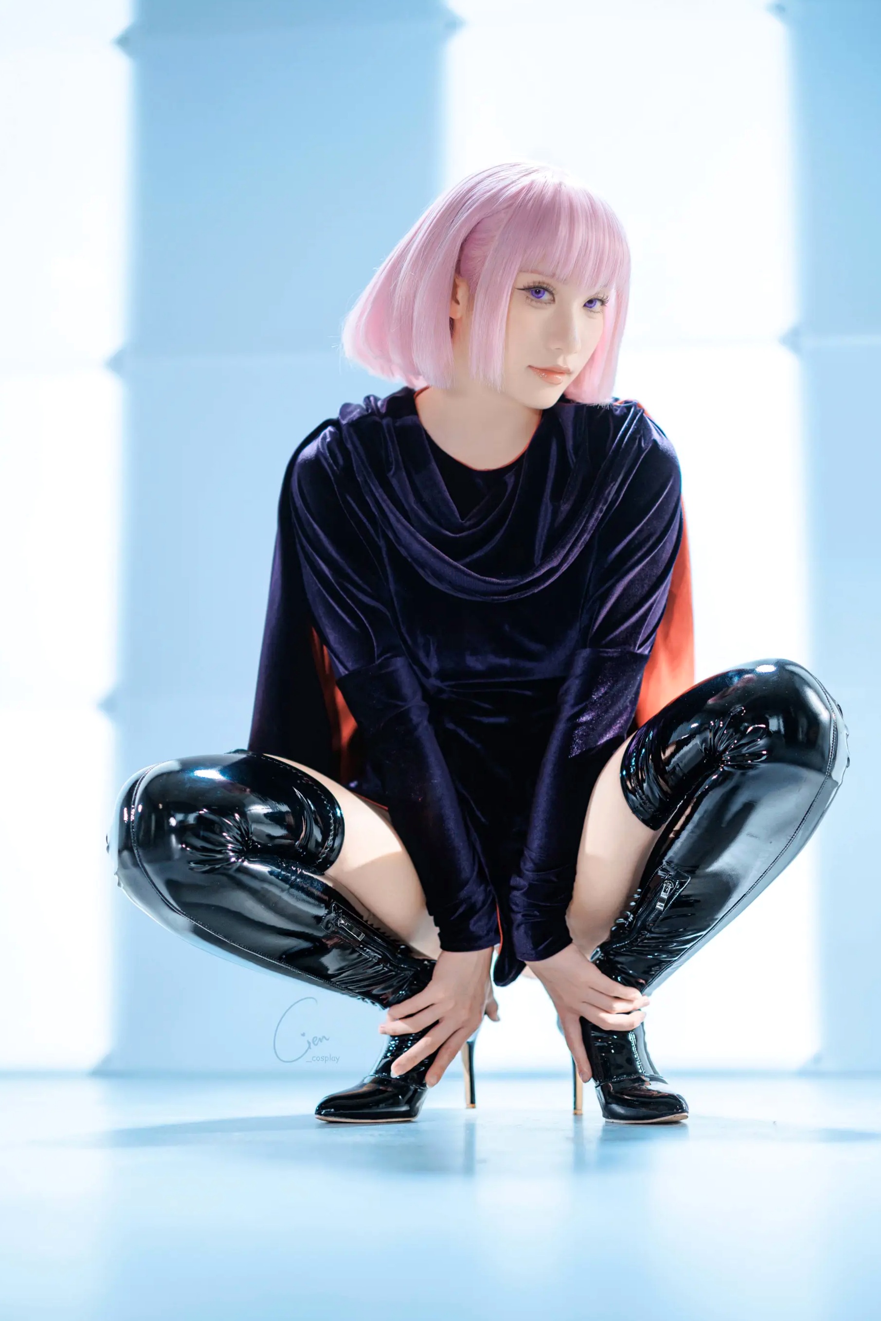 Cien恩恩经典动漫哈曼·卡恩Cosplay,冷艳妆容搭配漆皮长靴御姐范十足