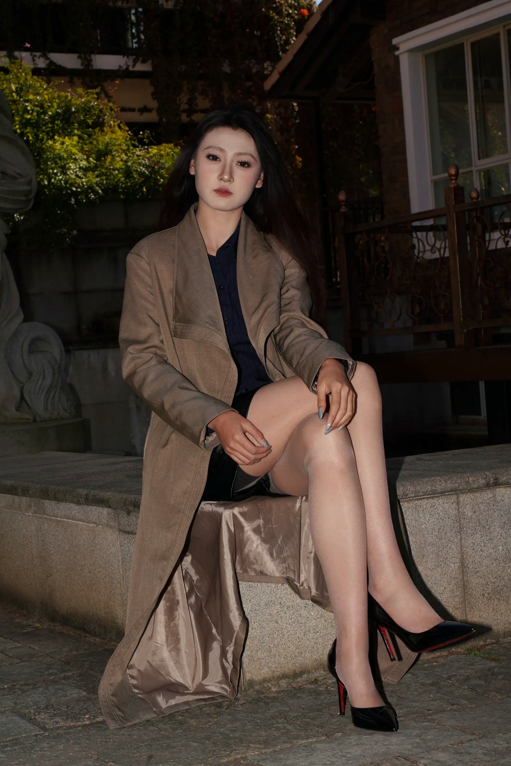 黑色皮裙:职场风深蓝条纹衬衫与包臀皮裙街拍,尽显修长美腿与冷艳御姐气质