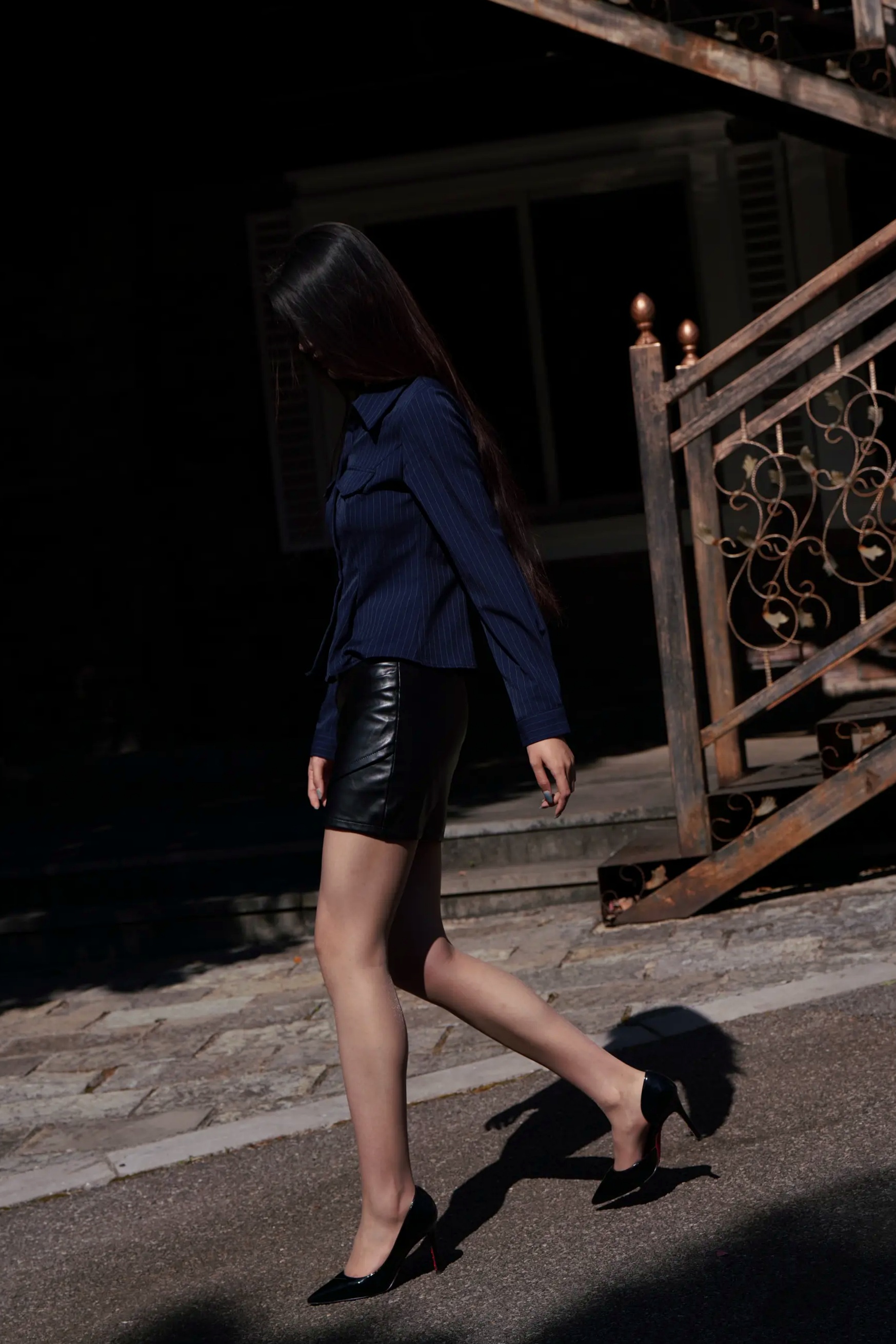 黑色皮裙:职场风深蓝条纹衬衫与包臀皮裙街拍,尽显修长美腿与冷艳御姐气质