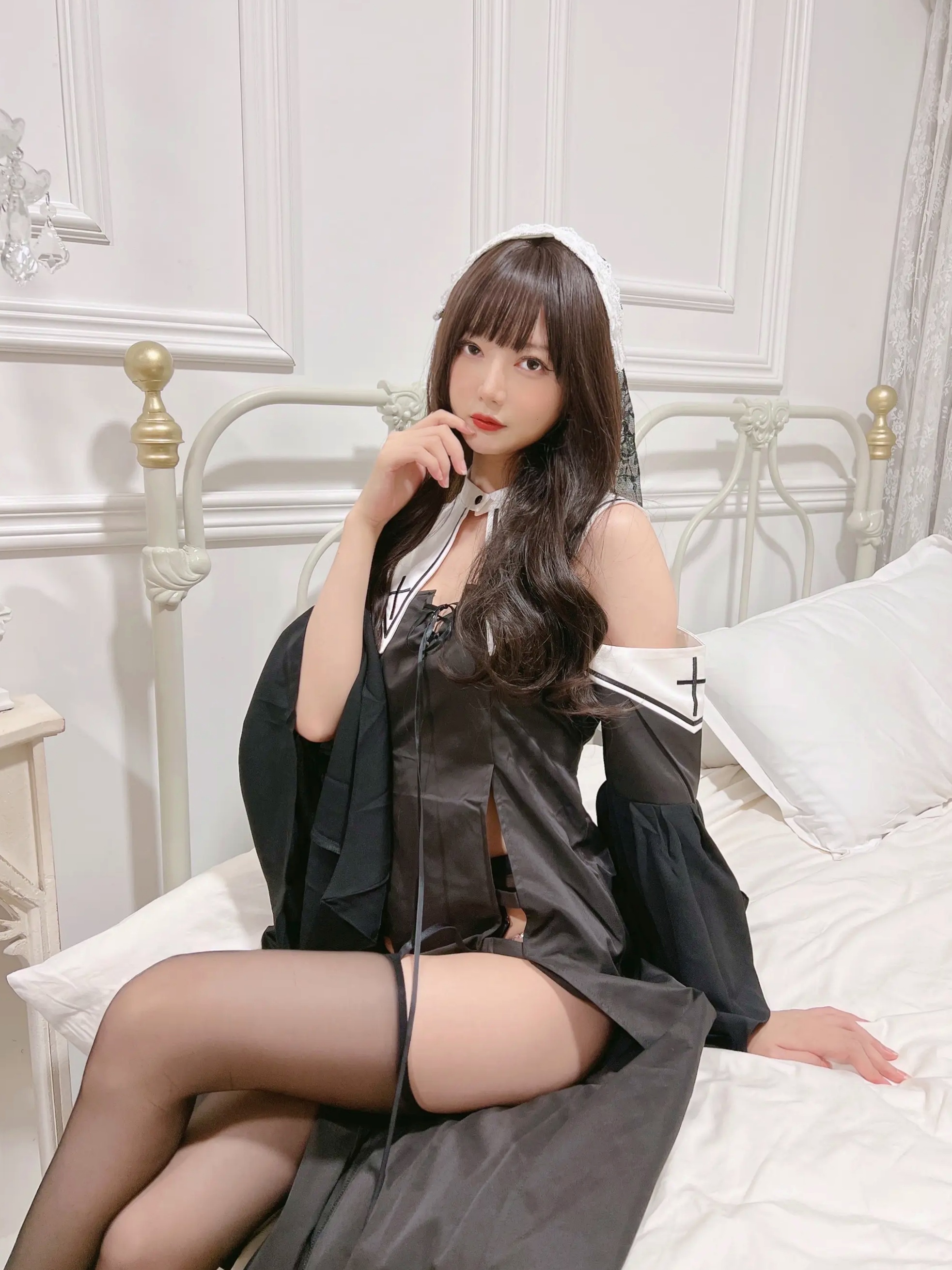 51酱修女风私房写真:蕾丝白丝美腿诱惑,居家氛围感十足的精致绝美瞬间