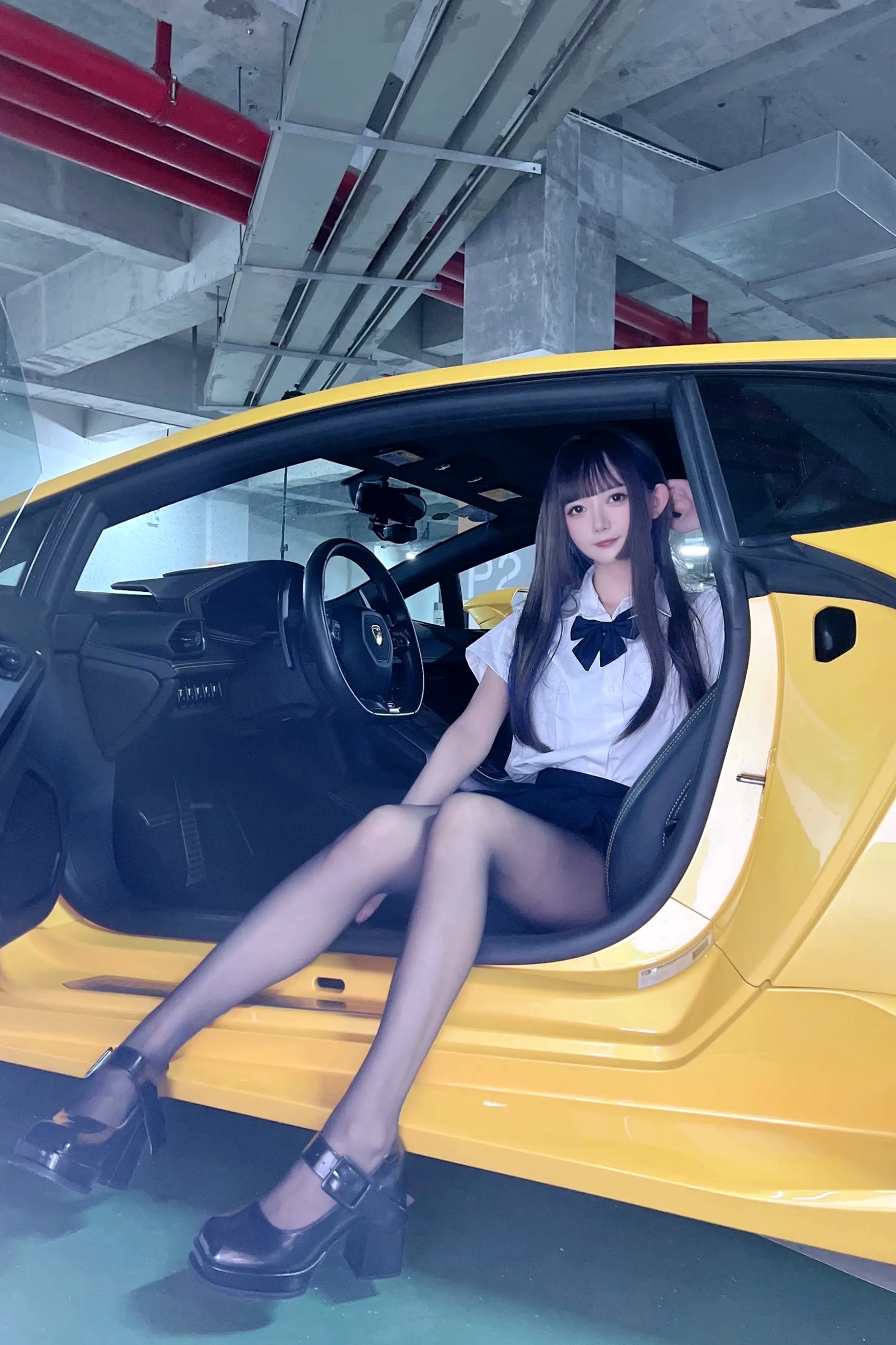 51酱修女风私房写真:蕾丝白丝美腿诱惑,居家氛围感十足的精致绝美瞬间