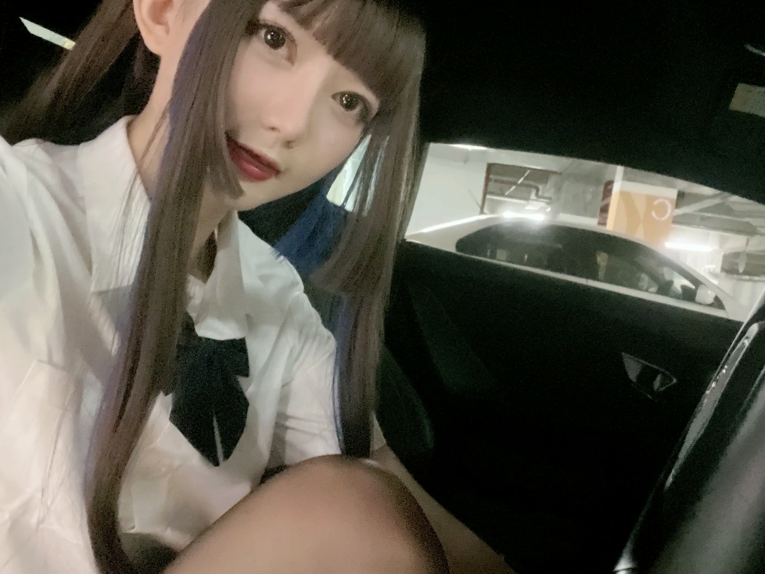 51酱修女风私房写真:蕾丝白丝美腿诱惑,居家氛围感十足的精致绝美瞬间