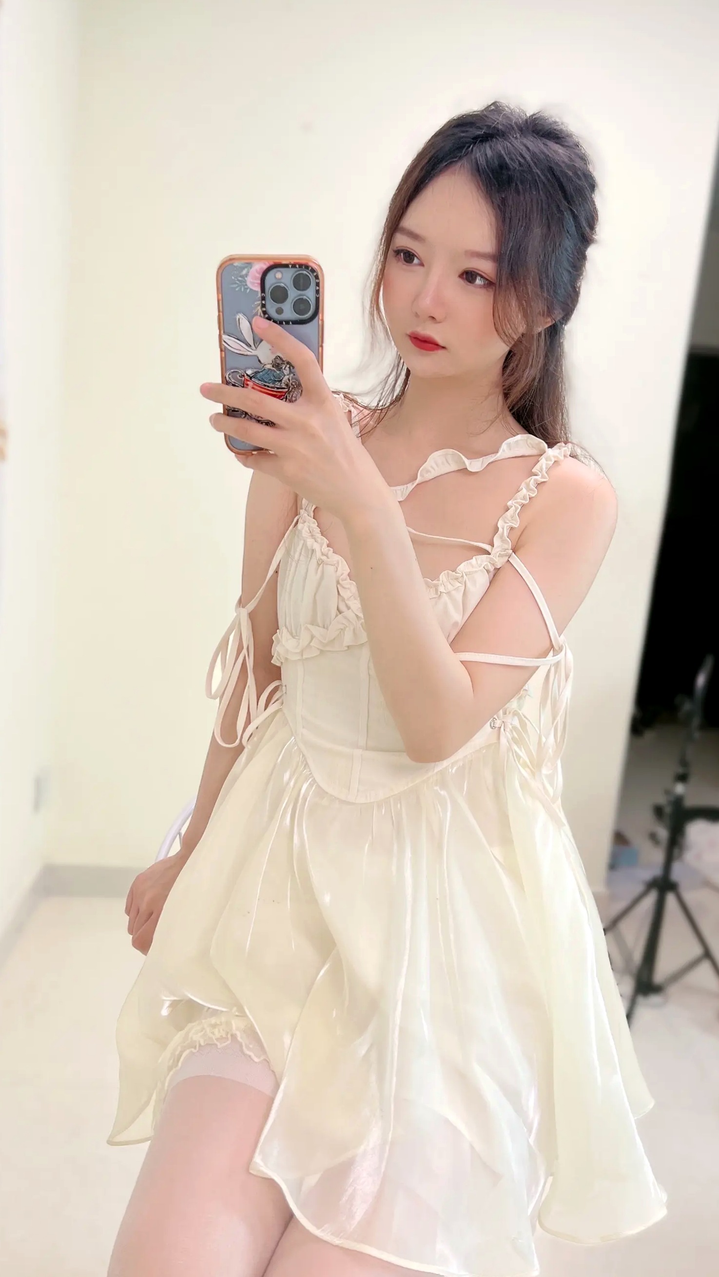 51酱修女风私房写真:蕾丝白丝美腿诱惑,居家氛围感十足的精致绝美瞬间