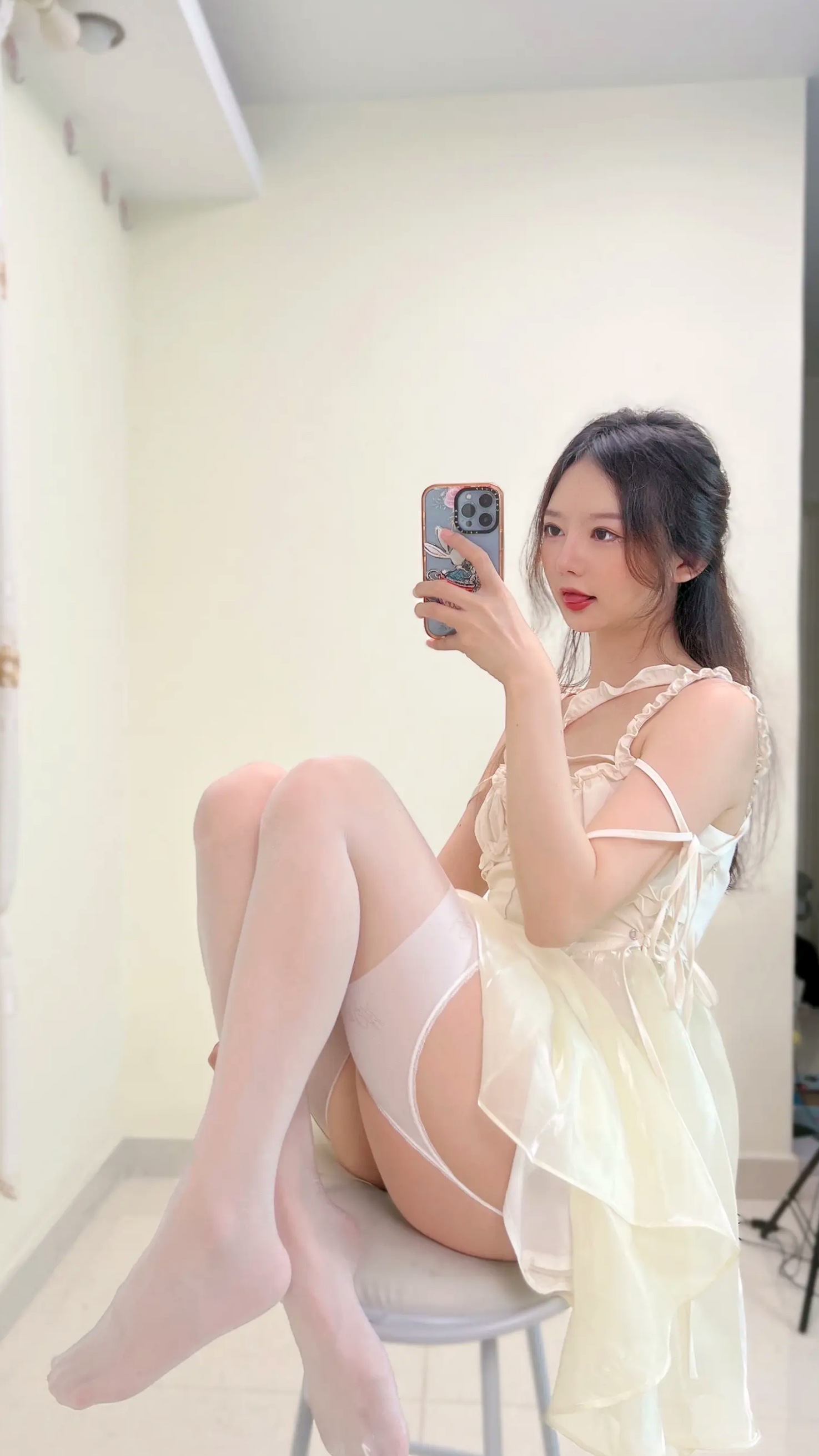 51酱修女风私房写真:蕾丝白丝美腿诱惑,居家氛围感十足的精致绝美瞬间