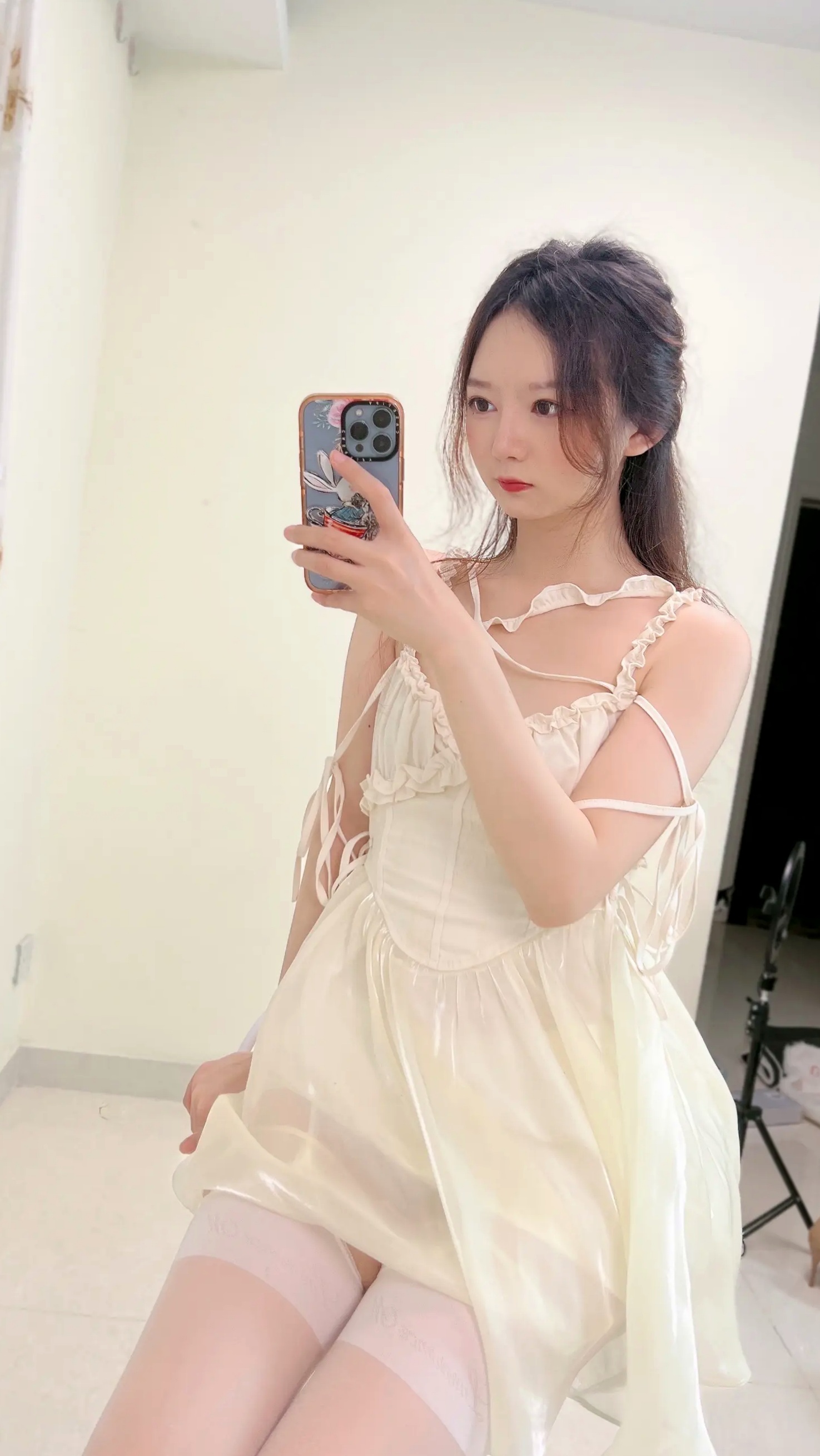 51酱修女风私房写真:蕾丝白丝美腿诱惑,居家氛围感十足的精致绝美瞬间