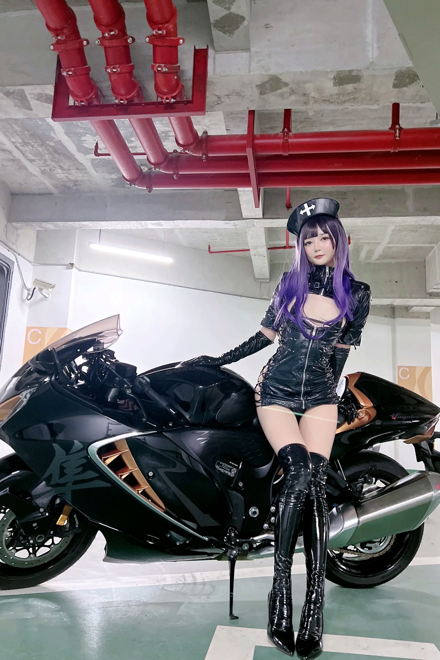 51酱修女风私房写真:蕾丝白丝美腿诱惑,居家氛围感十足的精致绝美瞬间