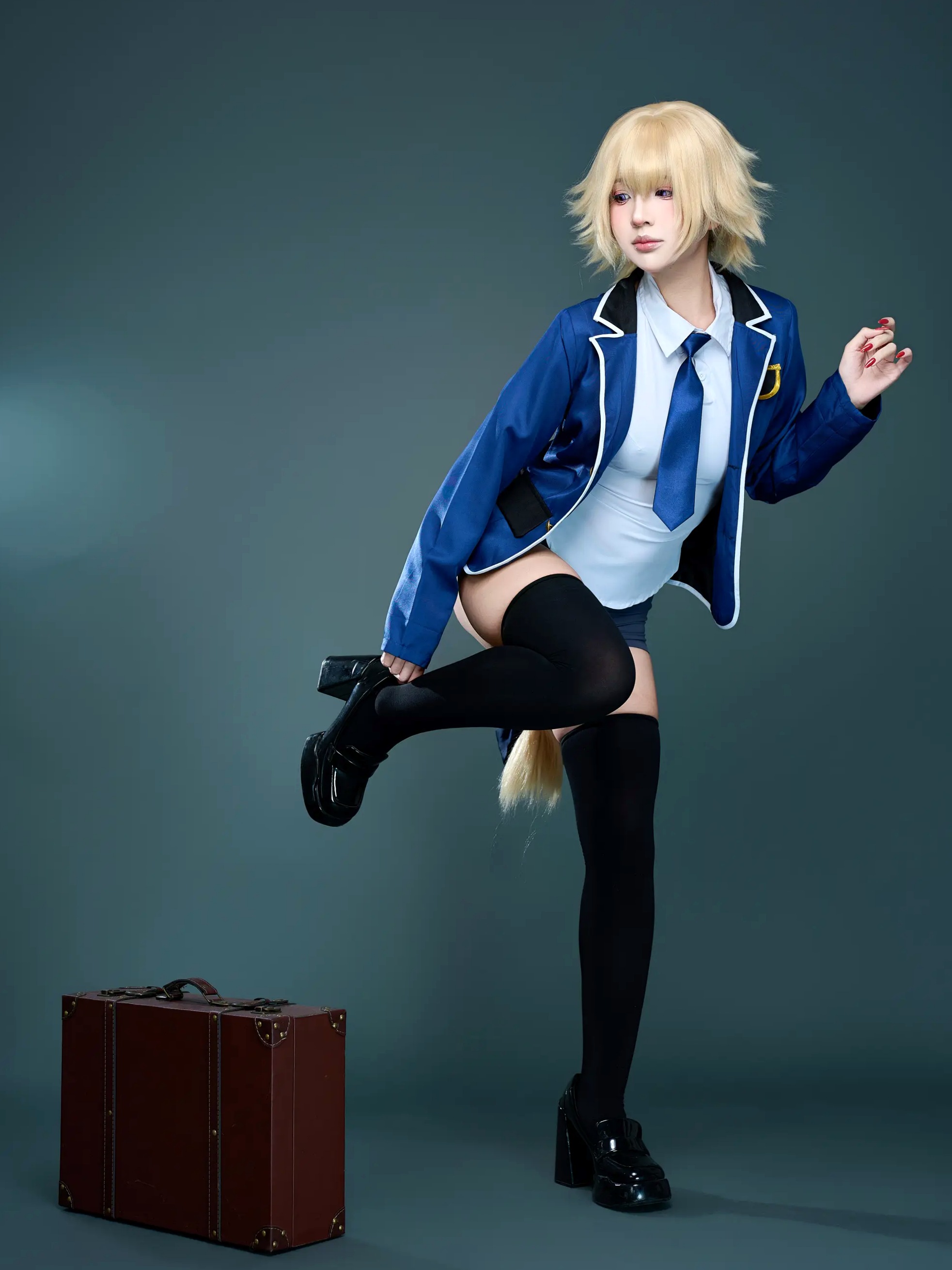 Puy Puy - Jeanne Apocrypha 贞德角色扮演制服黑丝背部纹身美臀私房照