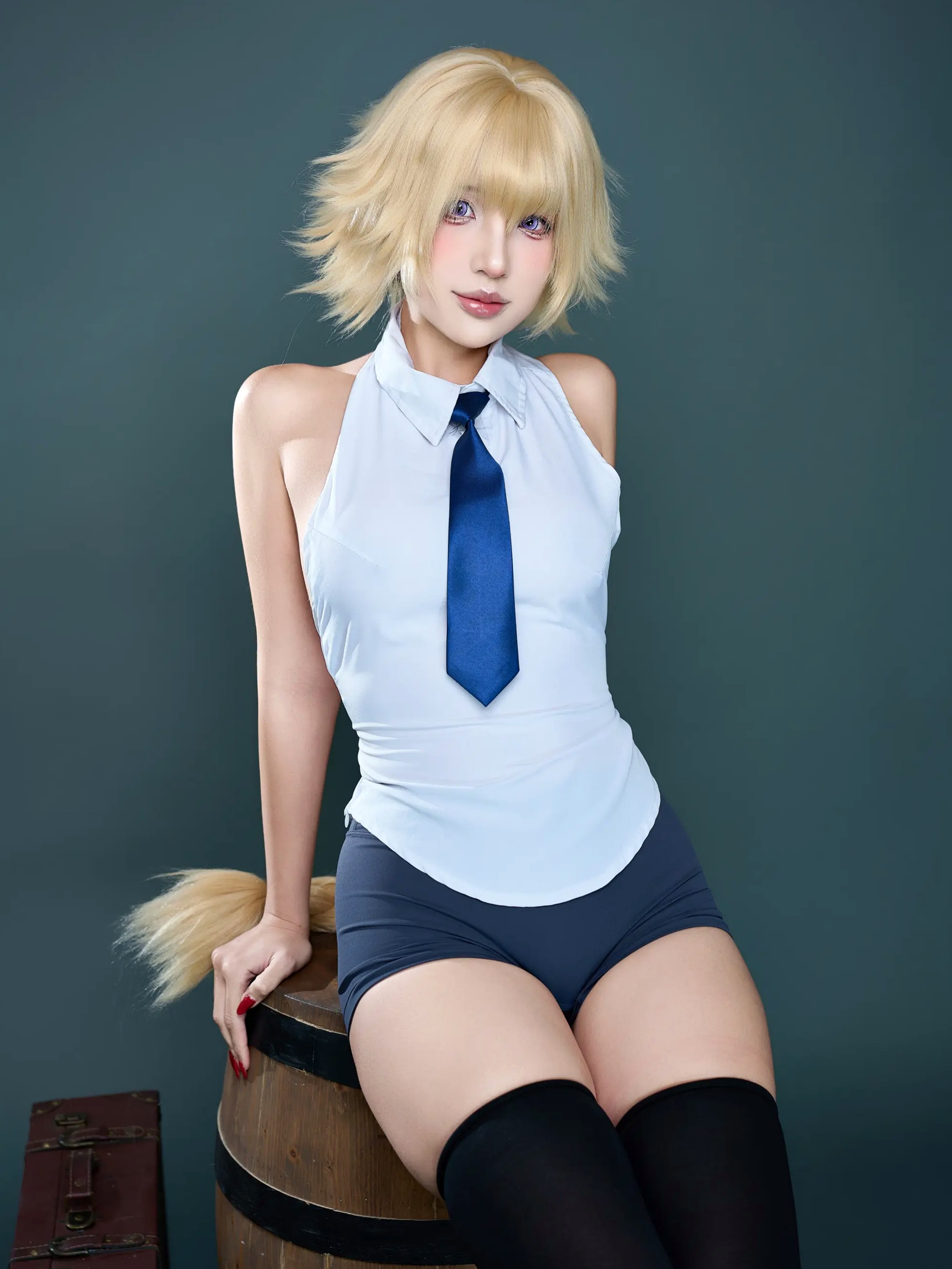 Puy Puy - Jeanne Apocrypha 贞德角色扮演制服黑丝背部纹身美臀私房照