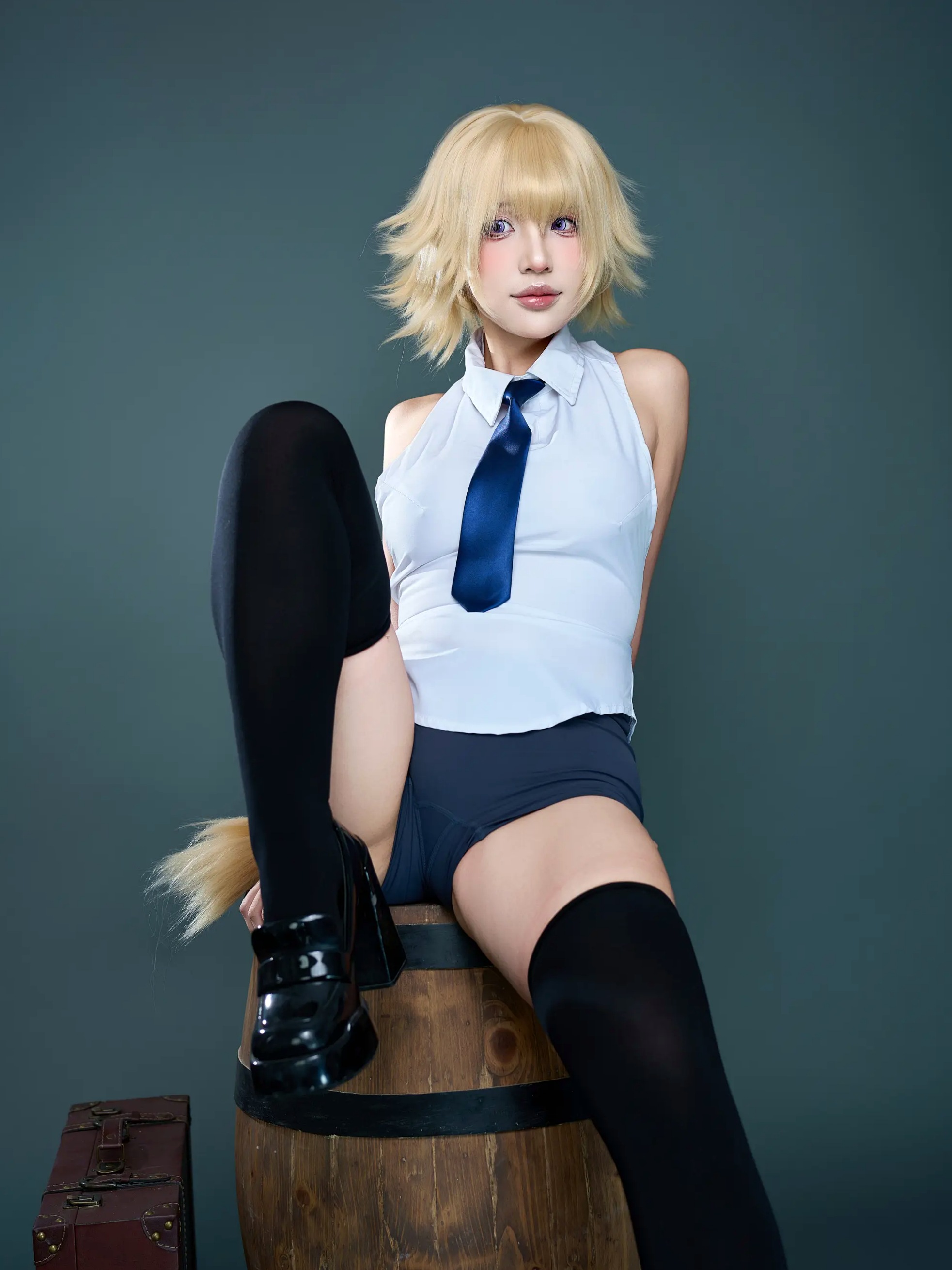 Puy Puy - Jeanne Apocrypha 贞德角色扮演制服黑丝背部纹身美臀私房照