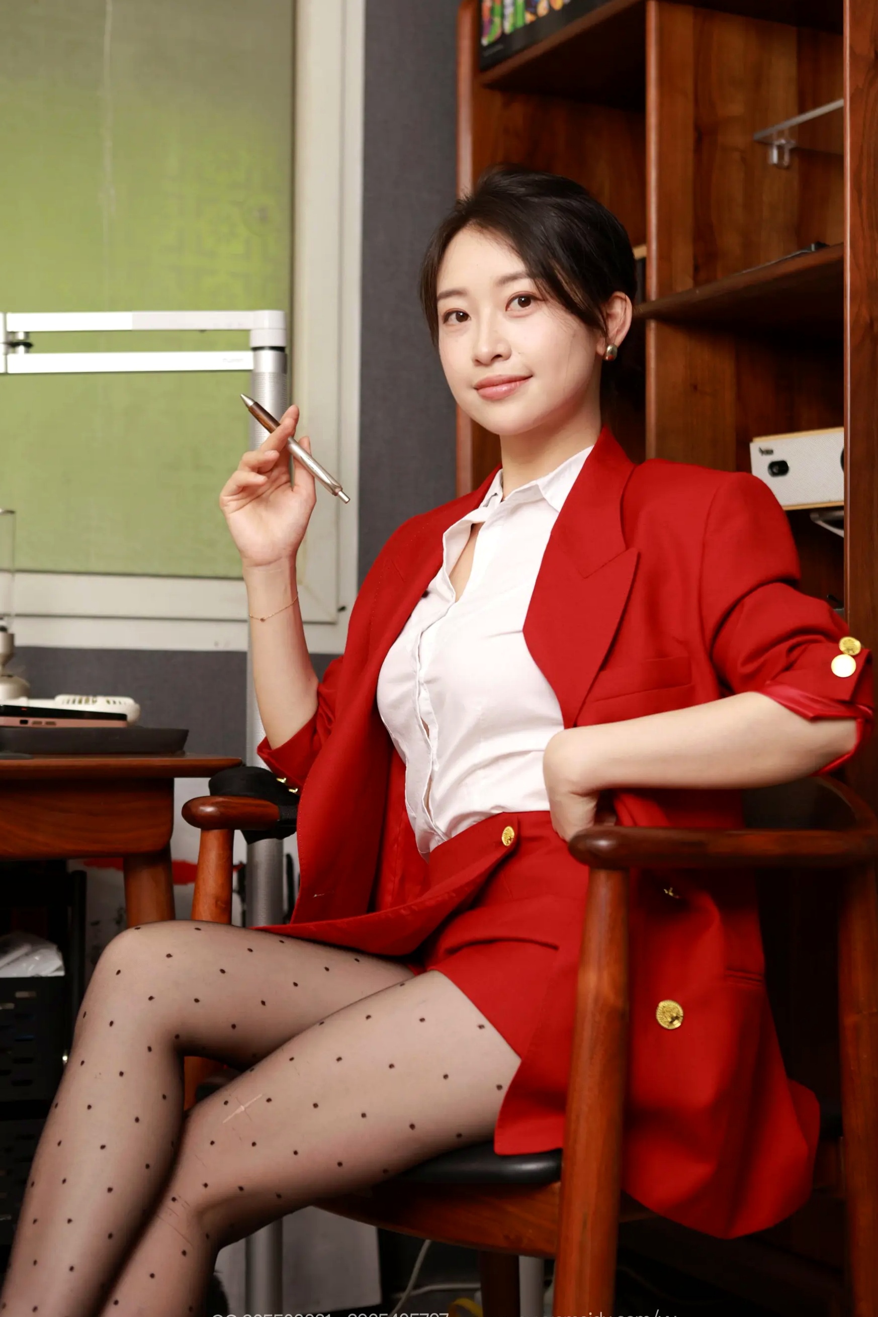 IESS异思趣向 小婕《复古波点(上)》红西装波点丝袜高跟鞋御姐诱惑