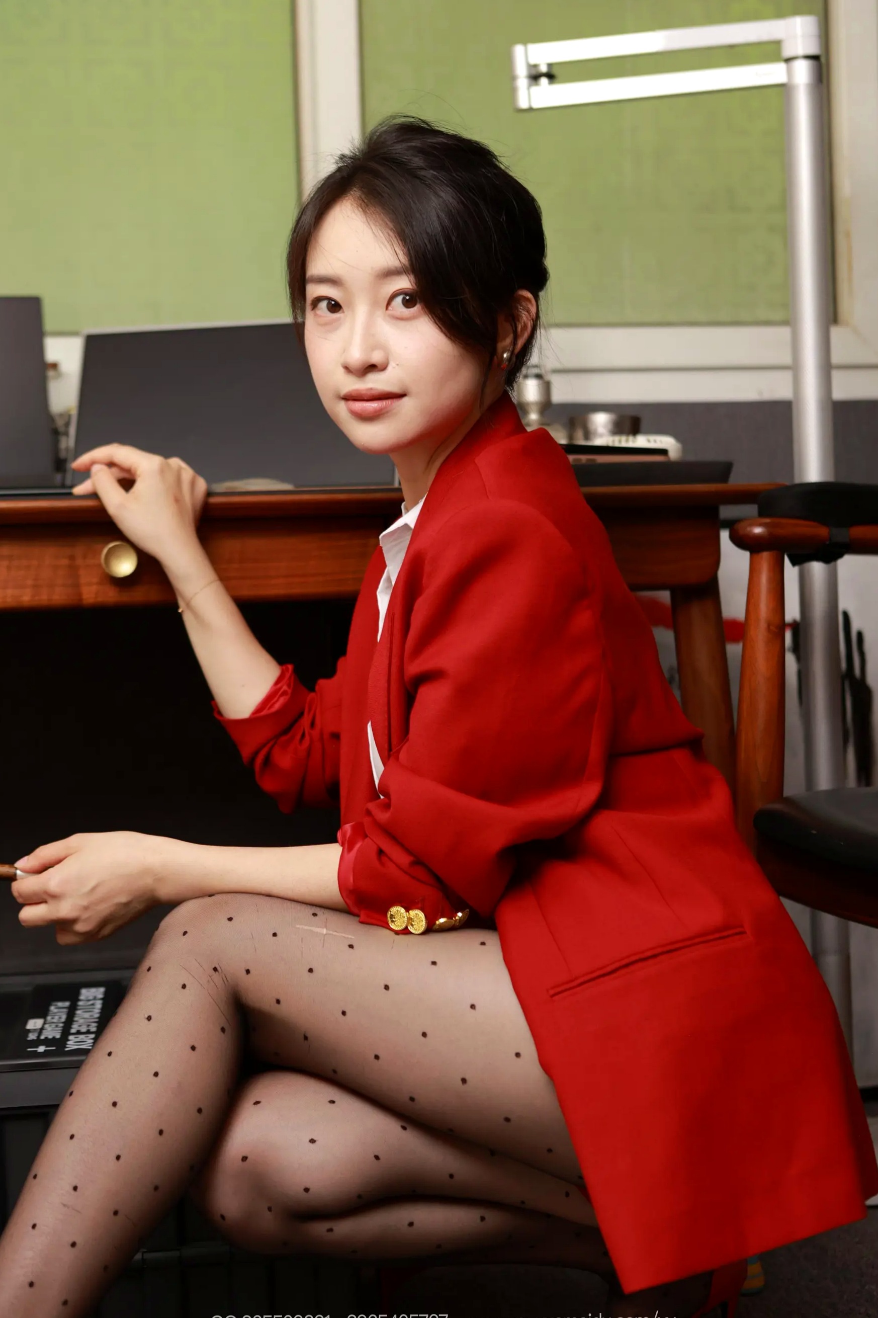 IESS异思趣向 小婕《复古波点(上)》红西装波点丝袜高跟鞋御姐诱惑