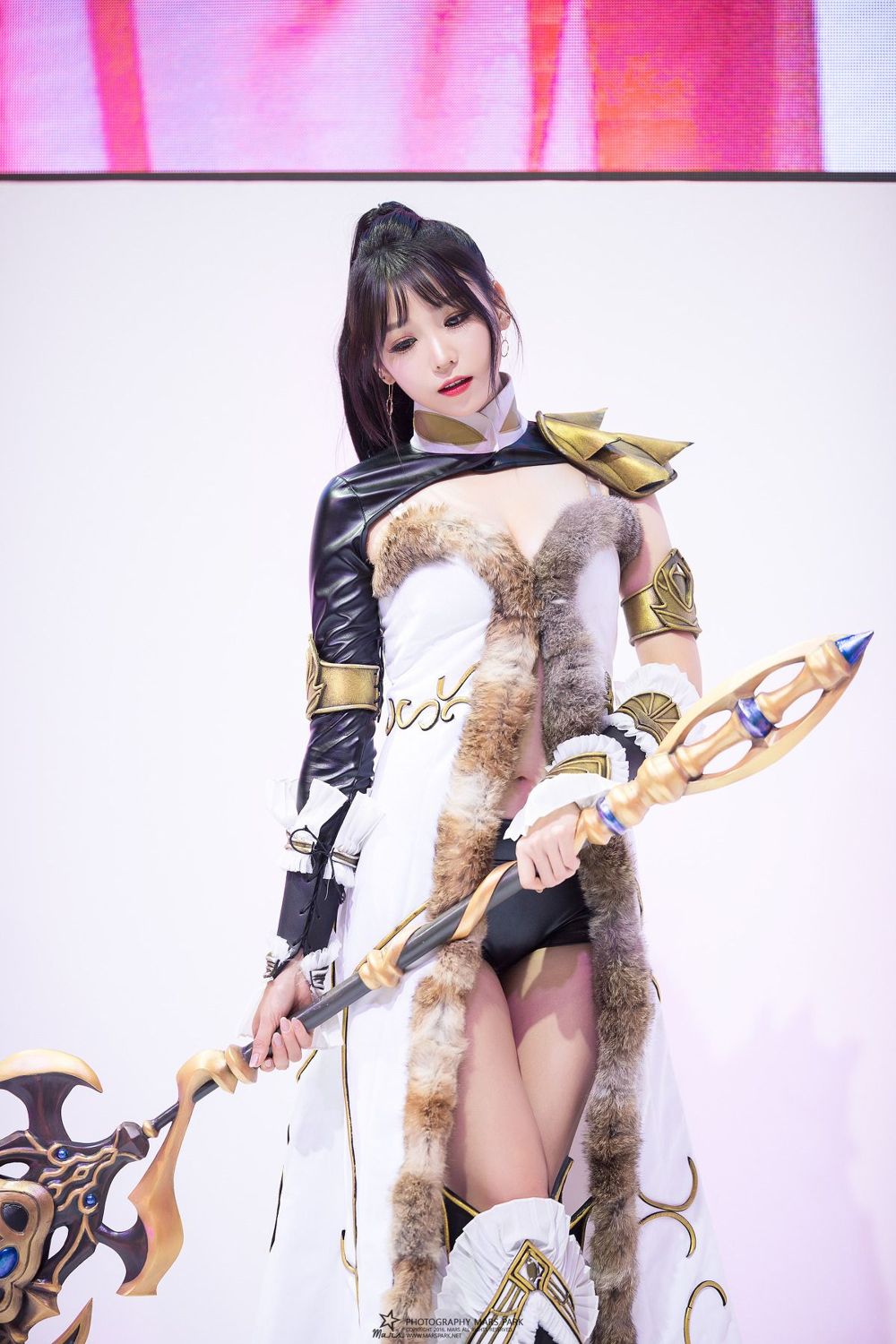 李仁慧- 南韩赛车女郎颜值与气质兼备