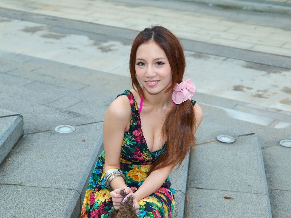 台湾正妹林采缇街拍写真_古典旗袍与活力校服制服诱惑系列