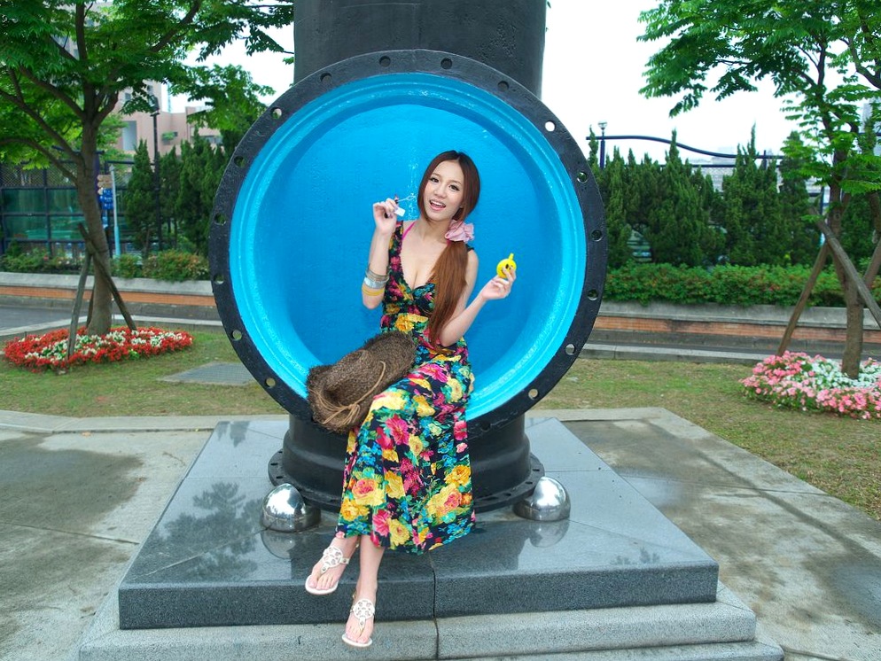 台湾正妹林采缇街拍写真_古典旗袍与活力校服制服诱惑系列