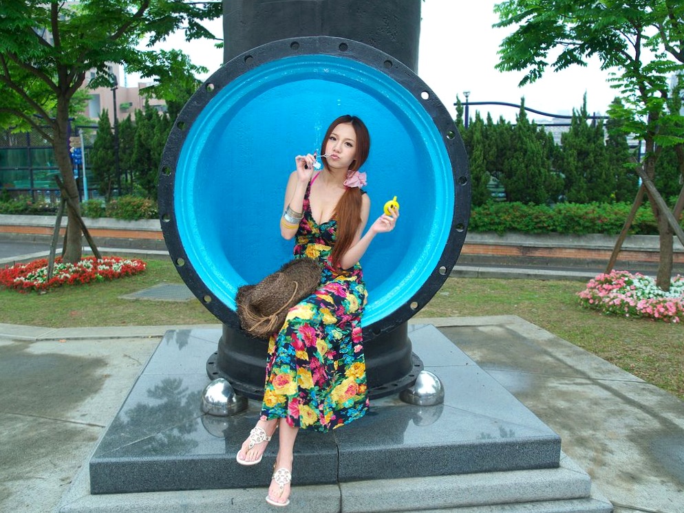 台湾正妹林采缇街拍写真_古典旗袍与活力校服制服诱惑系列