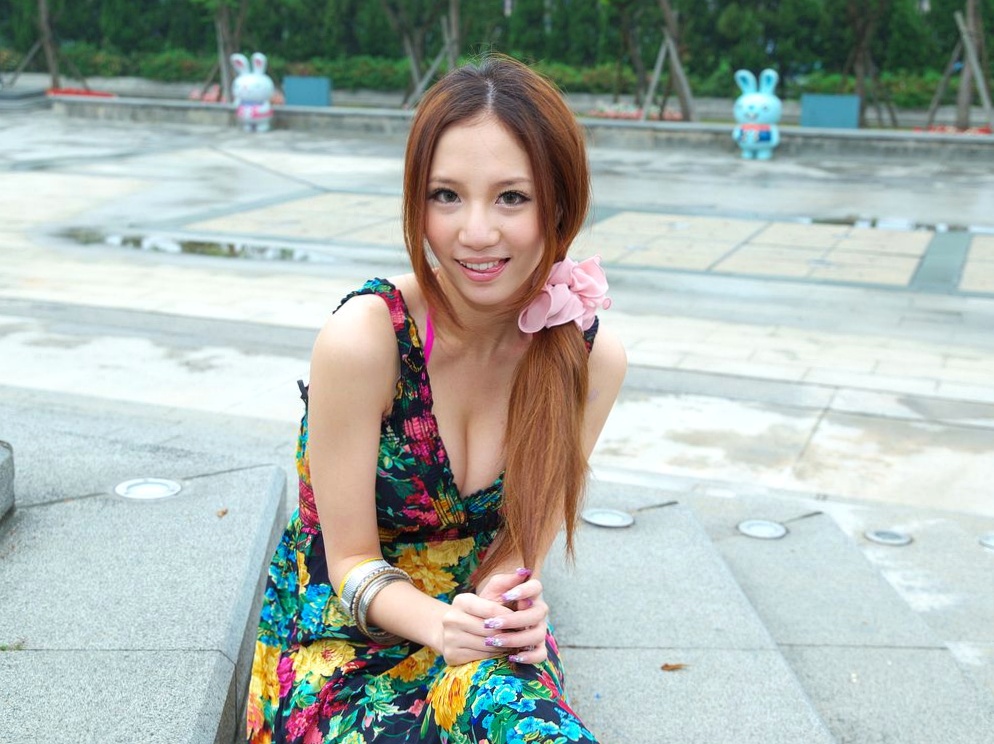 台湾正妹林采缇街拍写真_古典旗袍与活力校服制服诱惑系列