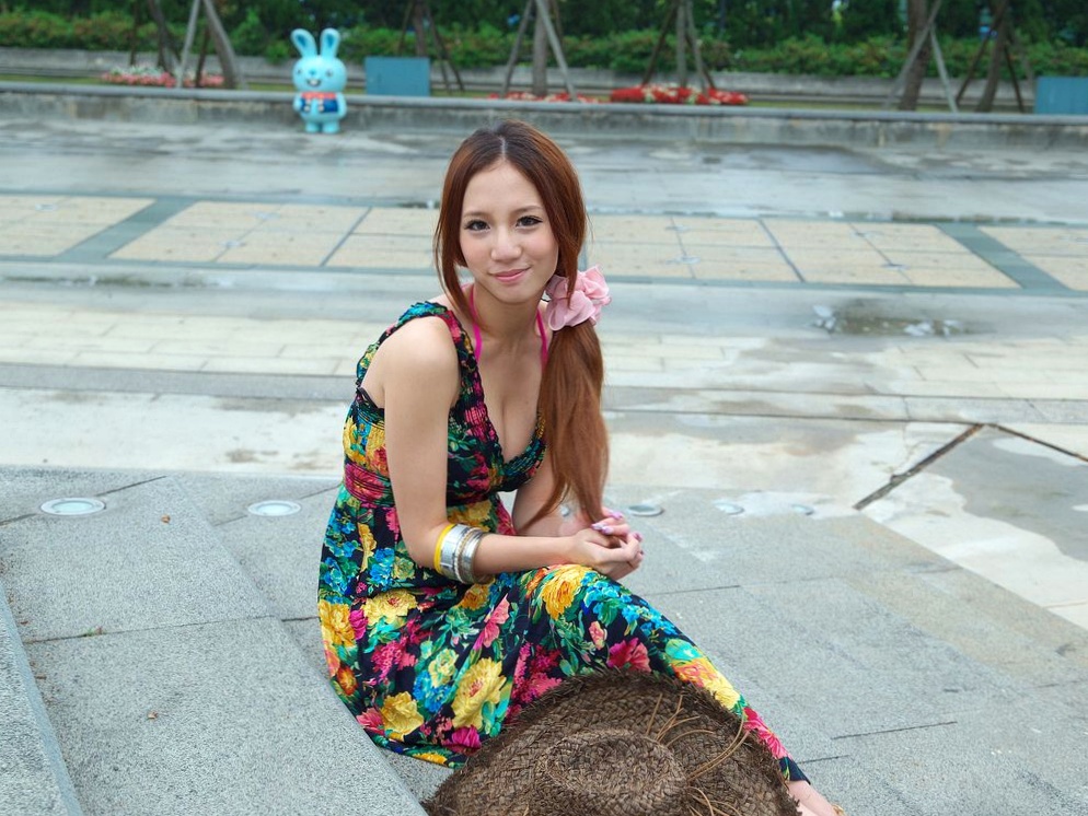 台湾正妹林采缇街拍写真_古典旗袍与活力校服制服诱惑系列