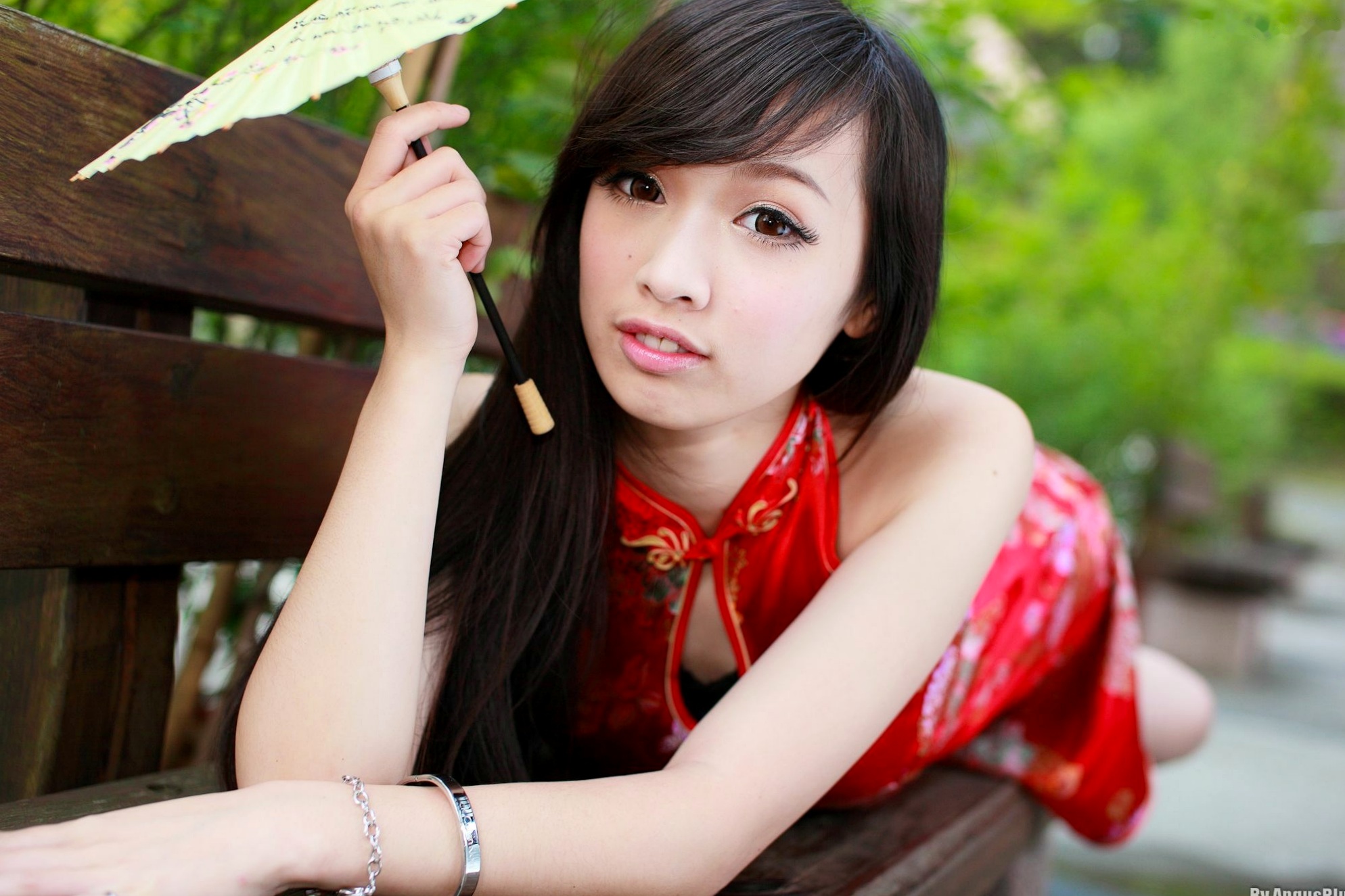 台湾正妹林采缇街拍写真_古典旗袍与活力校服制服诱惑系列