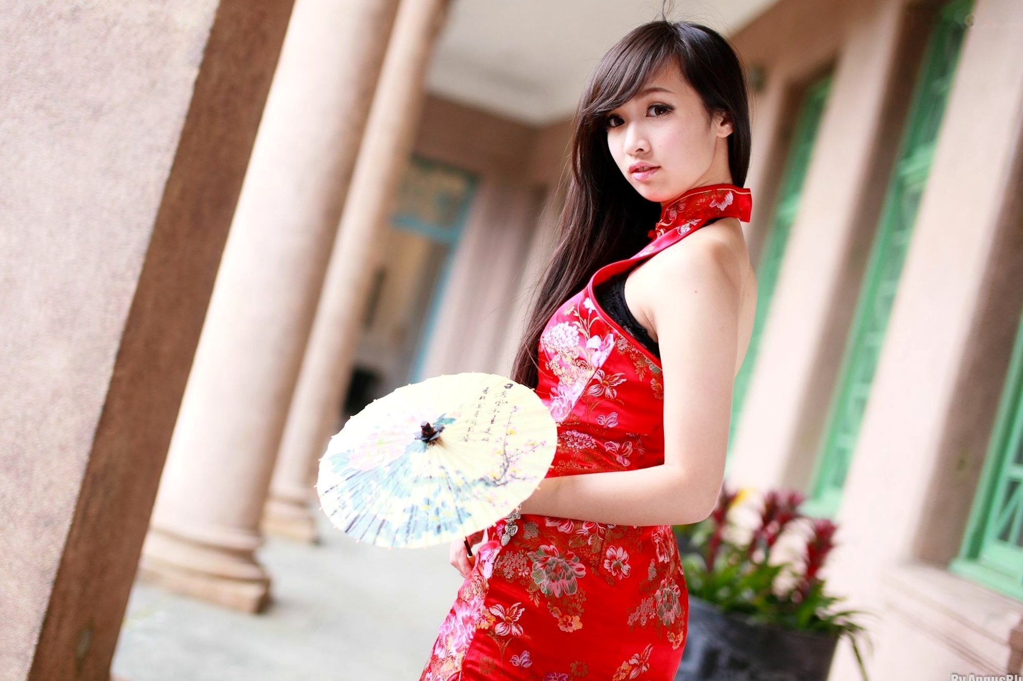 台湾正妹林采缇街拍写真_古典旗袍与活力校服制服诱惑系列