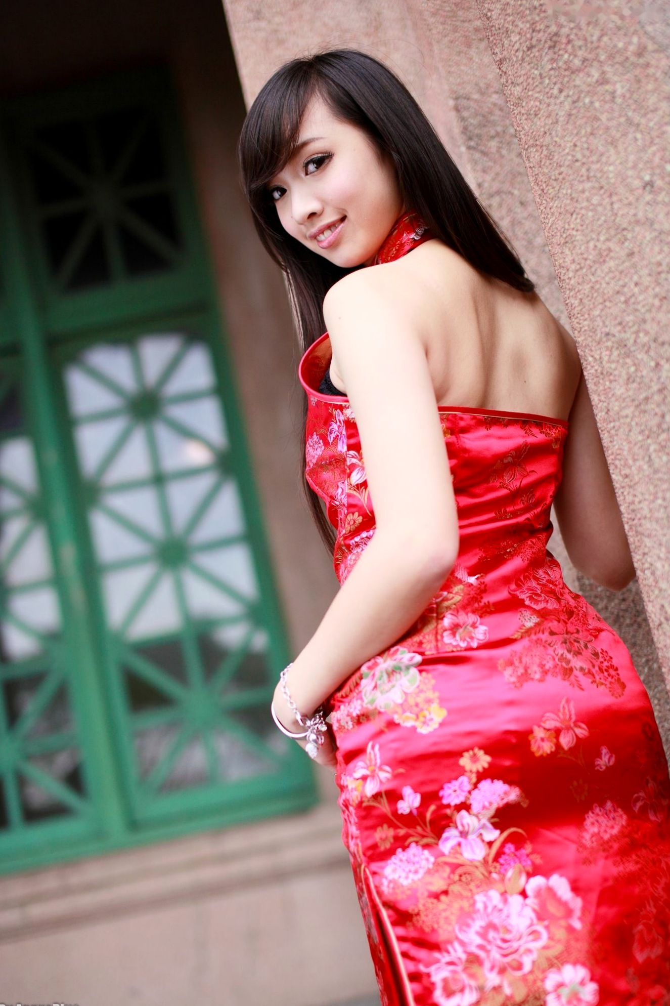 台湾正妹林采缇街拍写真_古典旗袍与活力校服制服诱惑系列