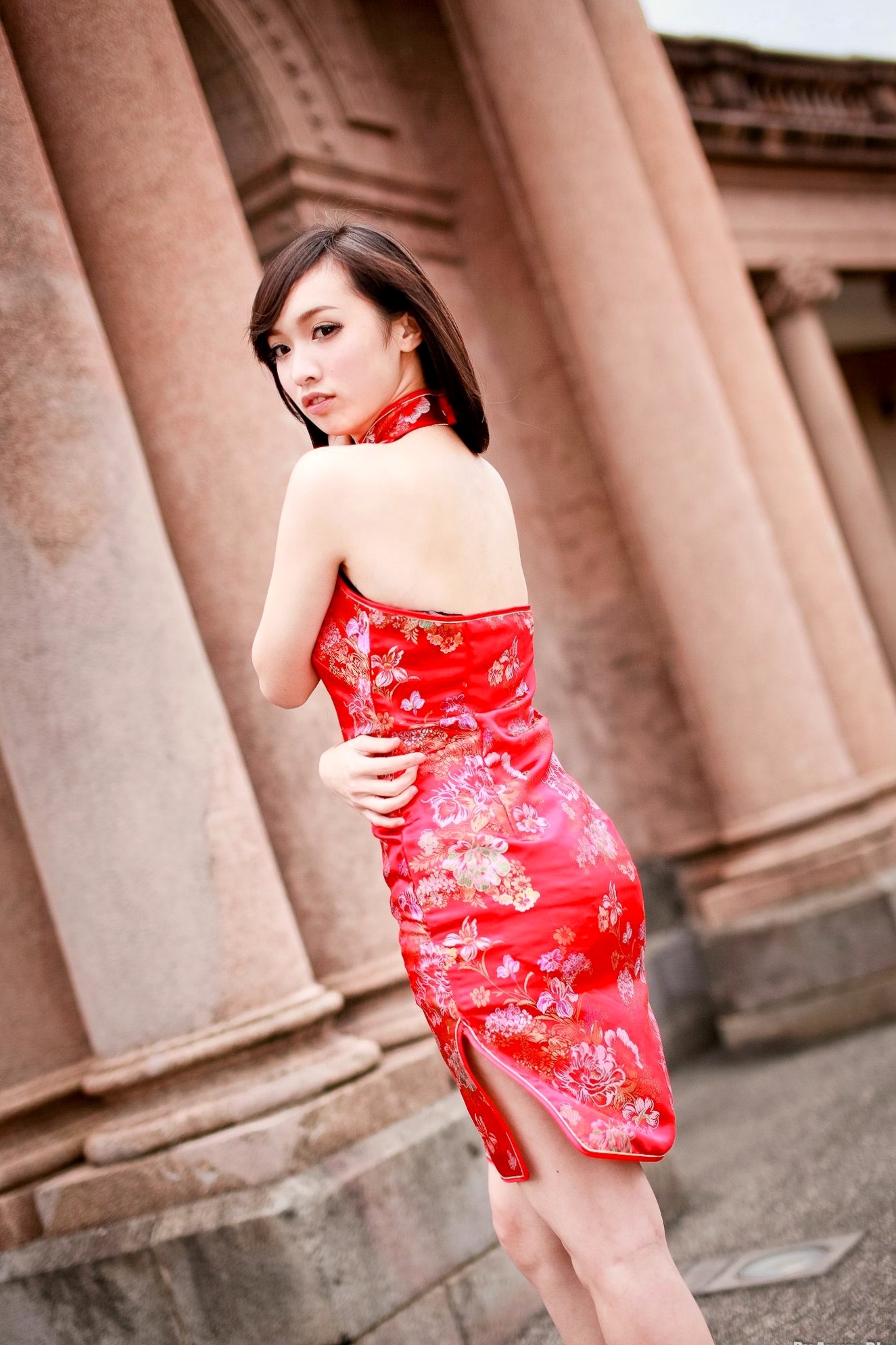 台湾正妹林采缇街拍写真_古典旗袍与活力校服制服诱惑系列