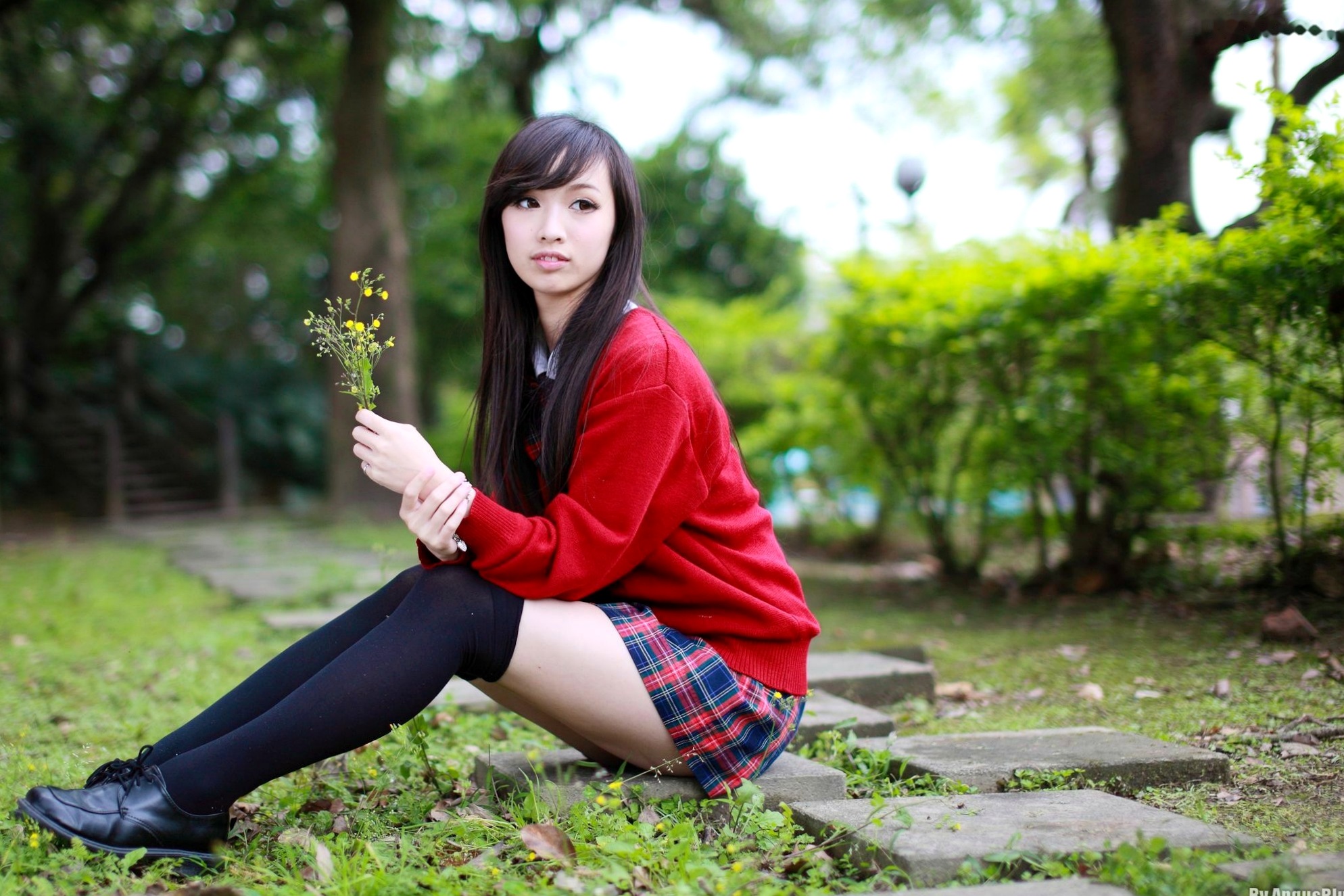 台湾正妹林采缇街拍写真_古典旗袍与活力校服制服诱惑系列