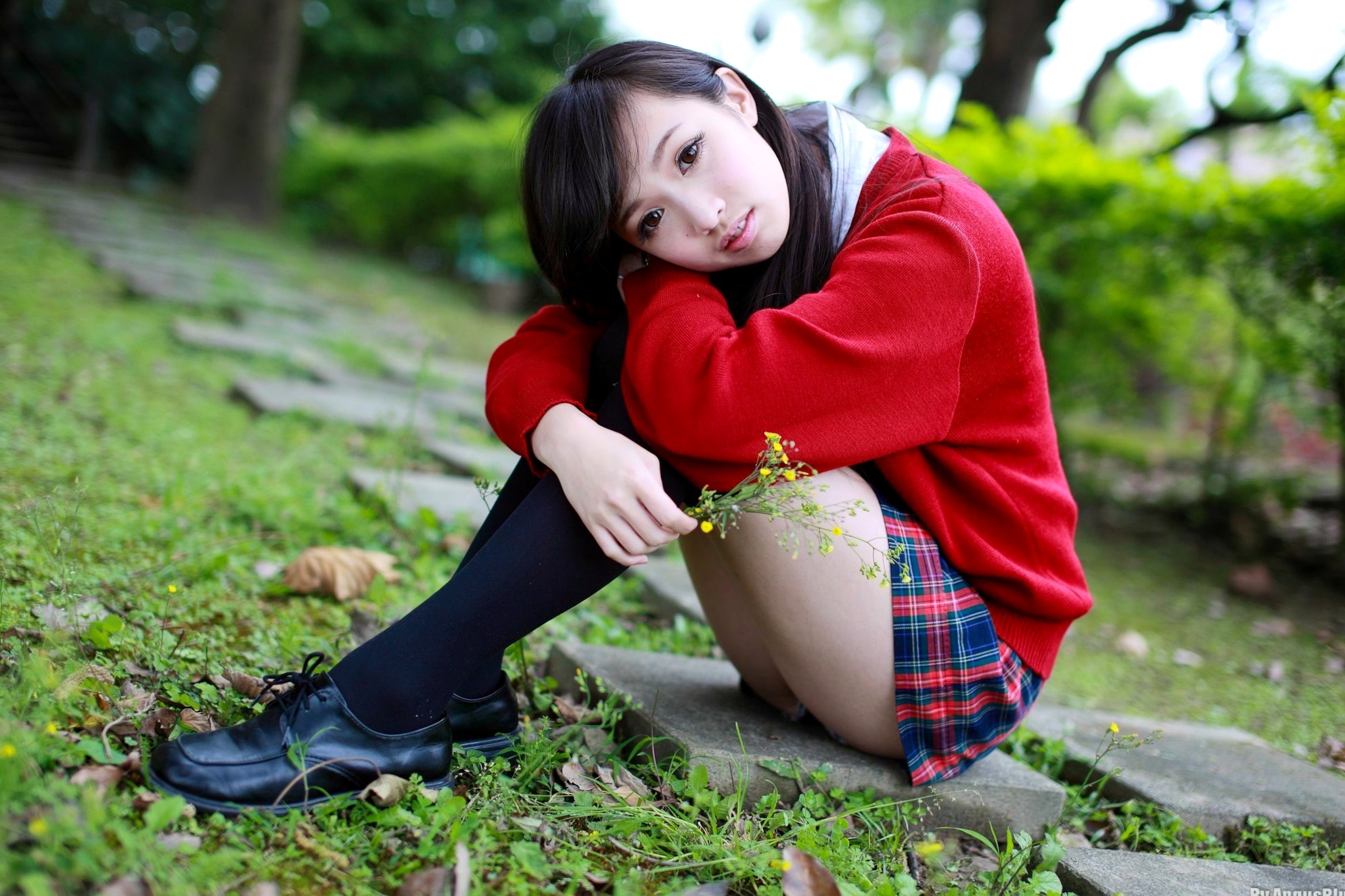 台湾正妹林采缇街拍写真_古典旗袍与活力校服制服诱惑系列