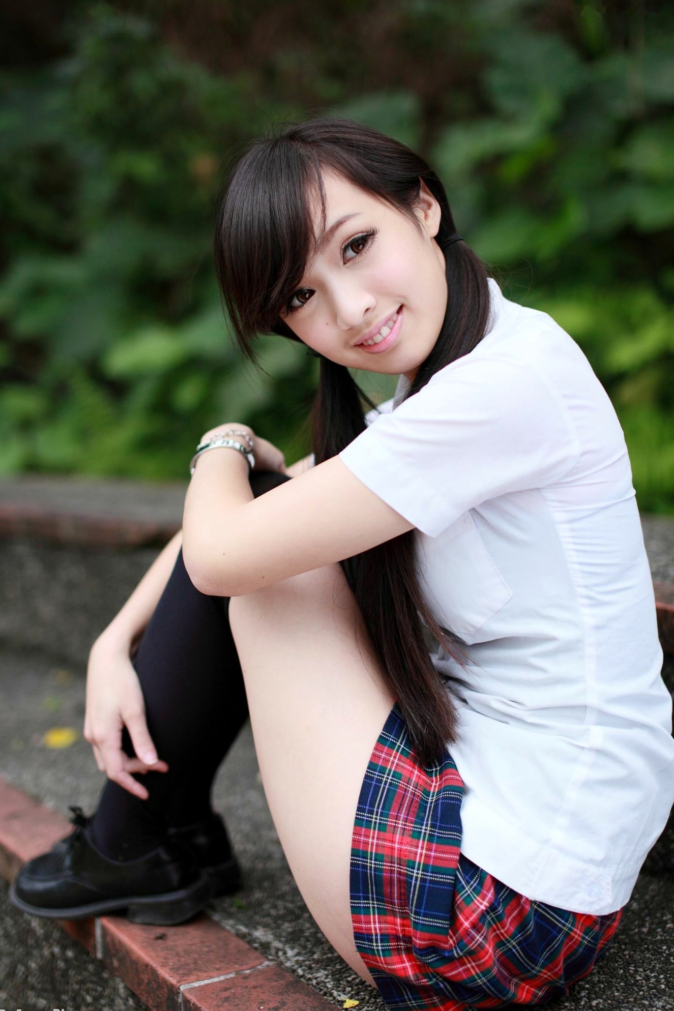 台湾正妹林采缇街拍写真_古典旗袍与活力校服制服诱惑系列