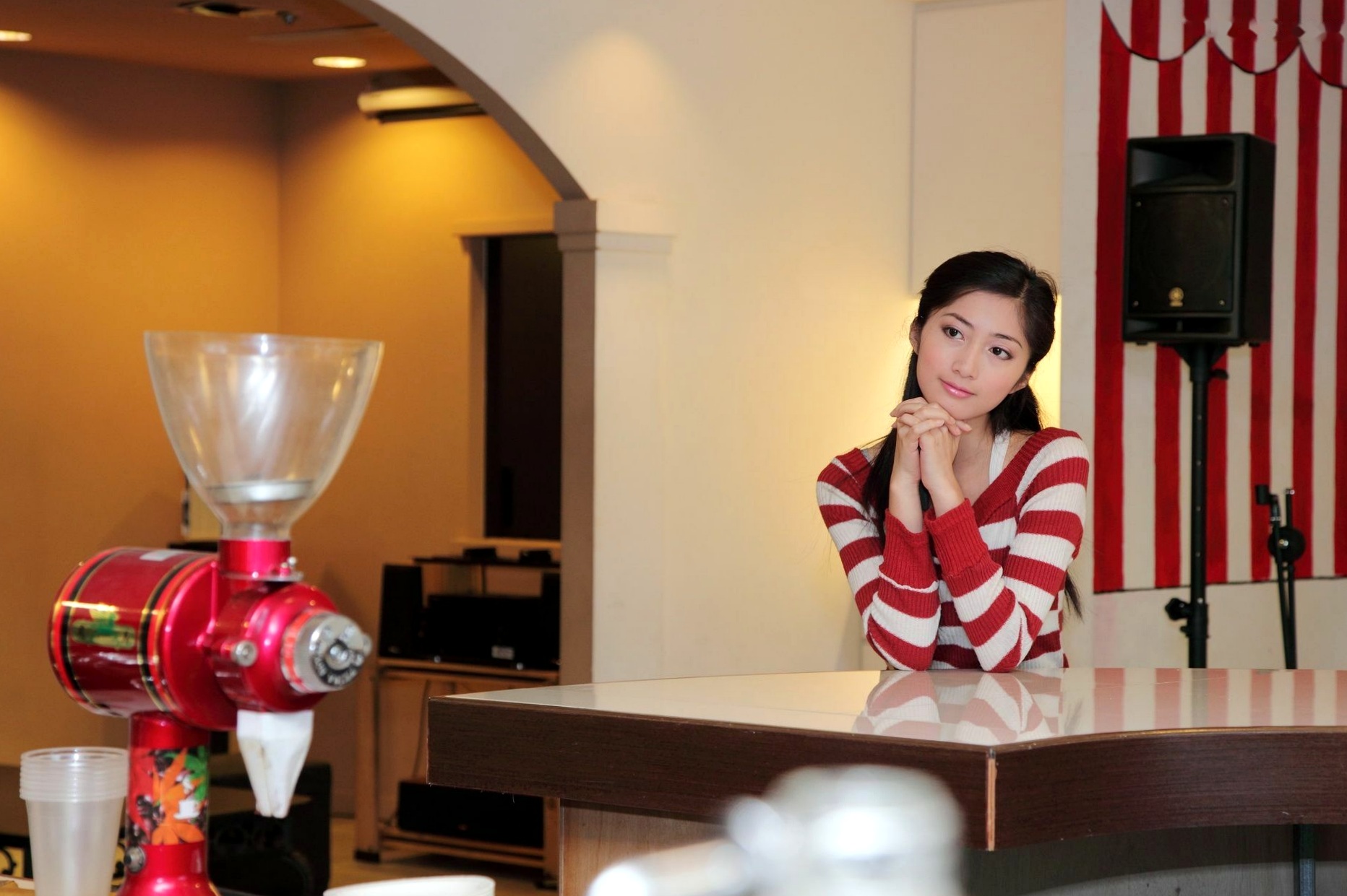 台湾正妹Emily私人写真,酒店制服诱惑与居家休闲风格,清纯甜美气质女神高清套图集