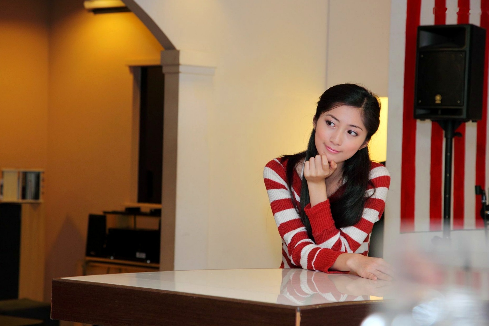 台湾正妹Emily私人写真,酒店制服诱惑与居家休闲风格,清纯甜美气质女神高清套图集