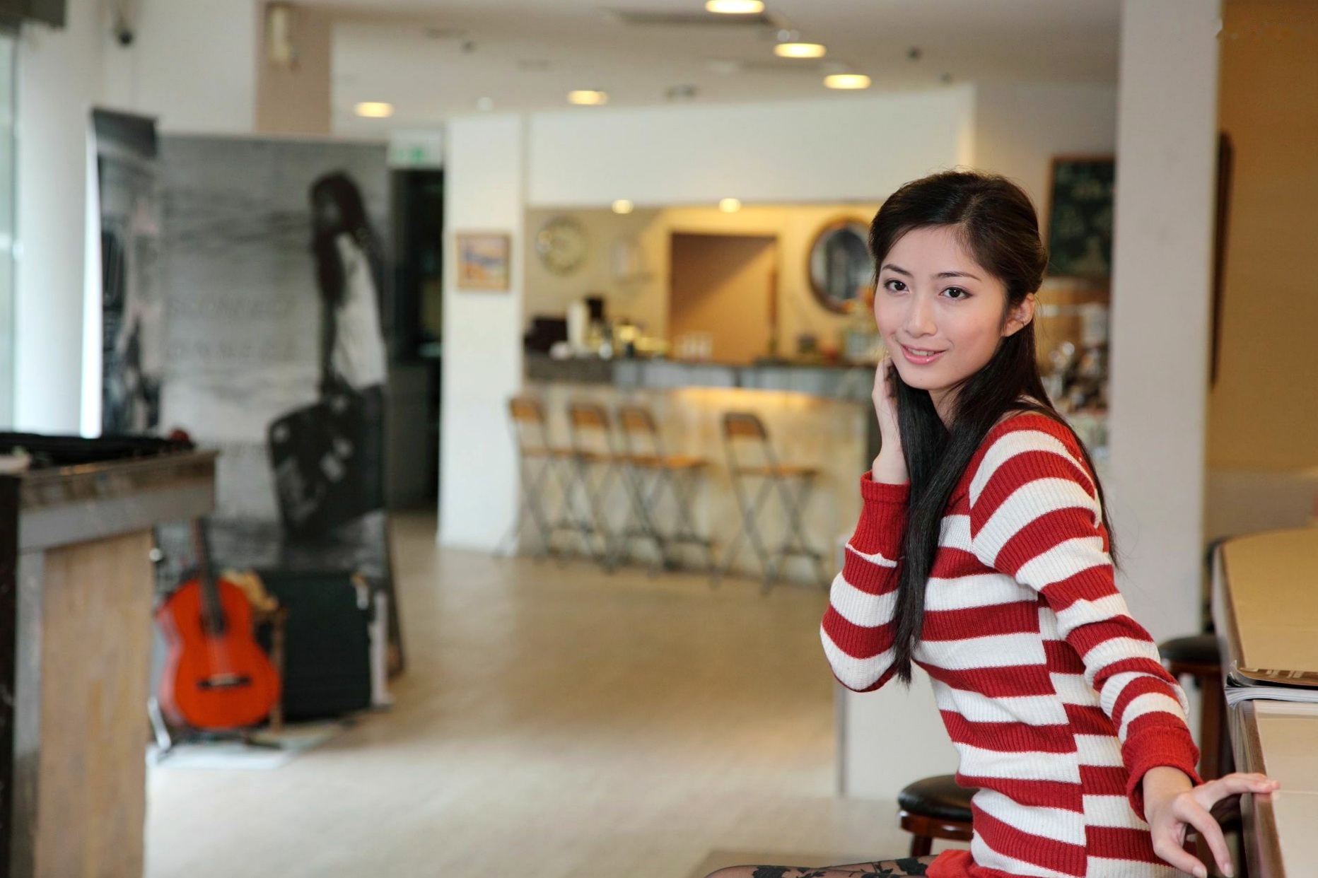 台湾正妹Emily私人写真,酒店制服诱惑与居家休闲风格,清纯甜美气质女神高清套图集