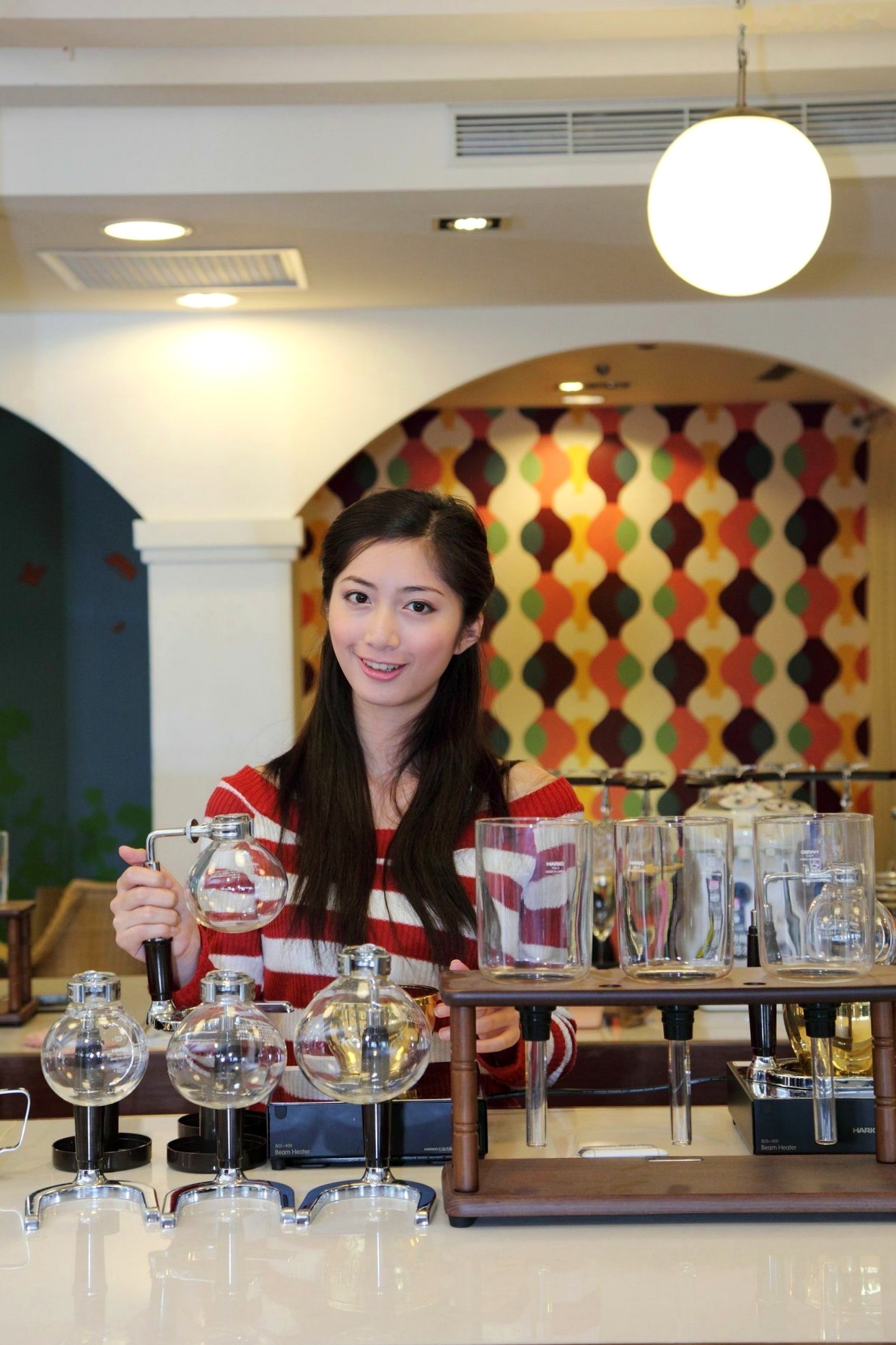 台湾正妹Emily私人写真,酒店制服诱惑与居家休闲风格,清纯甜美气质女神高清套图集
