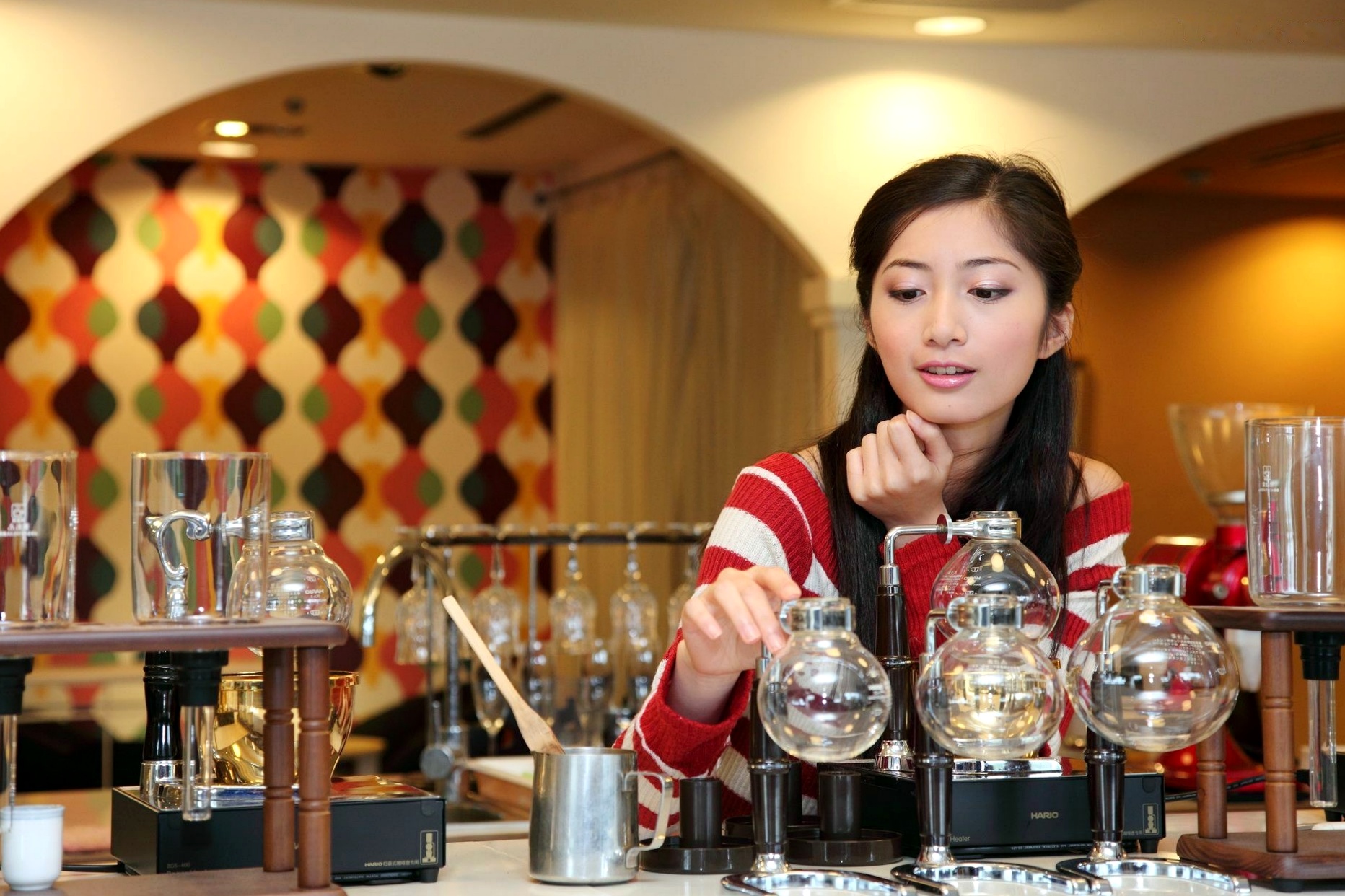 台湾正妹Emily私人写真,酒店制服诱惑与居家休闲风格,清纯甜美气质女神高清套图集