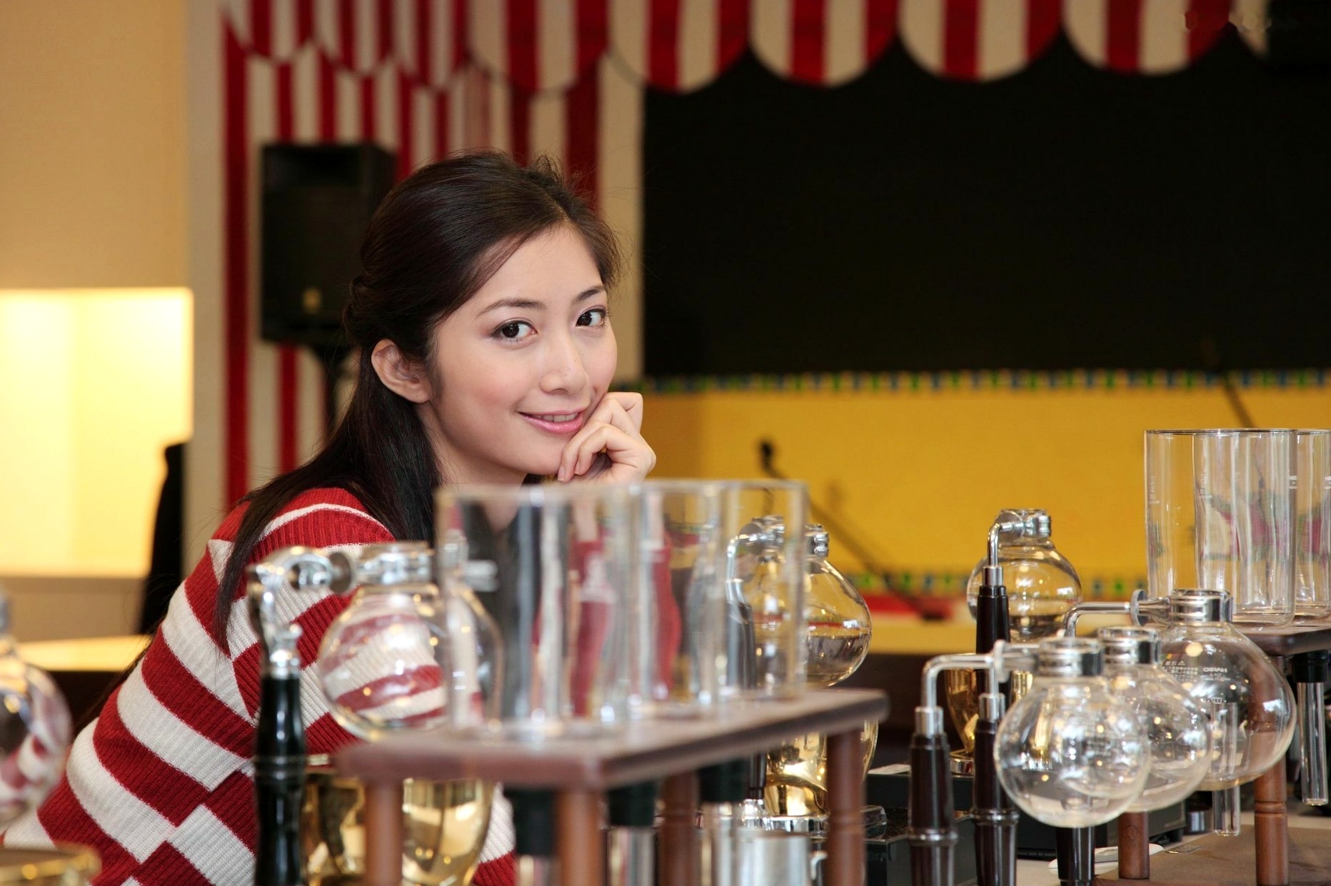 台湾正妹Emily私人写真,酒店制服诱惑与居家休闲风格,清纯甜美气质女神高清套图集