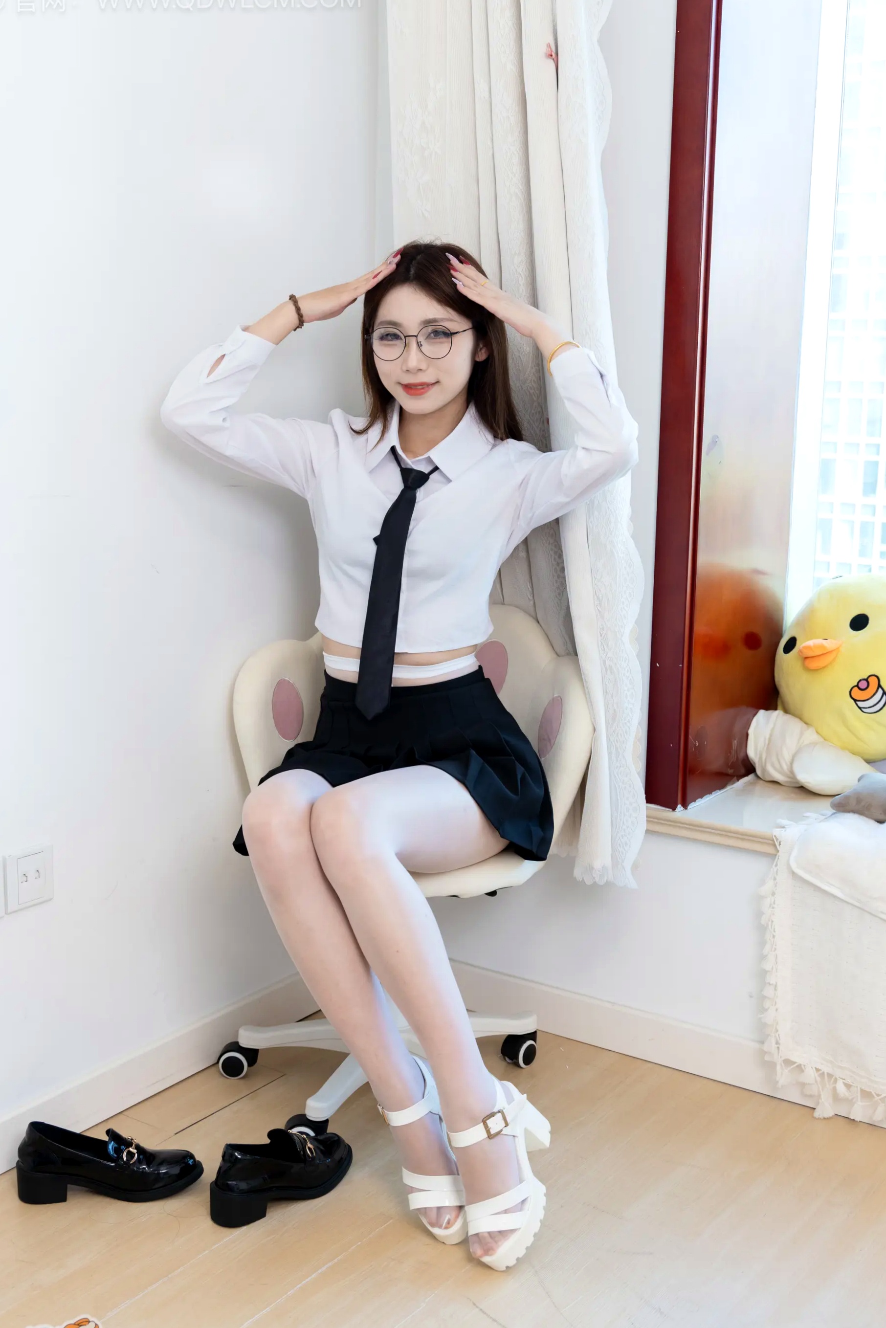 泡泡-青春学园制服诱惑,白衬衫黑百褶裙配白丝眼镜,甜美知性风室内私房照
