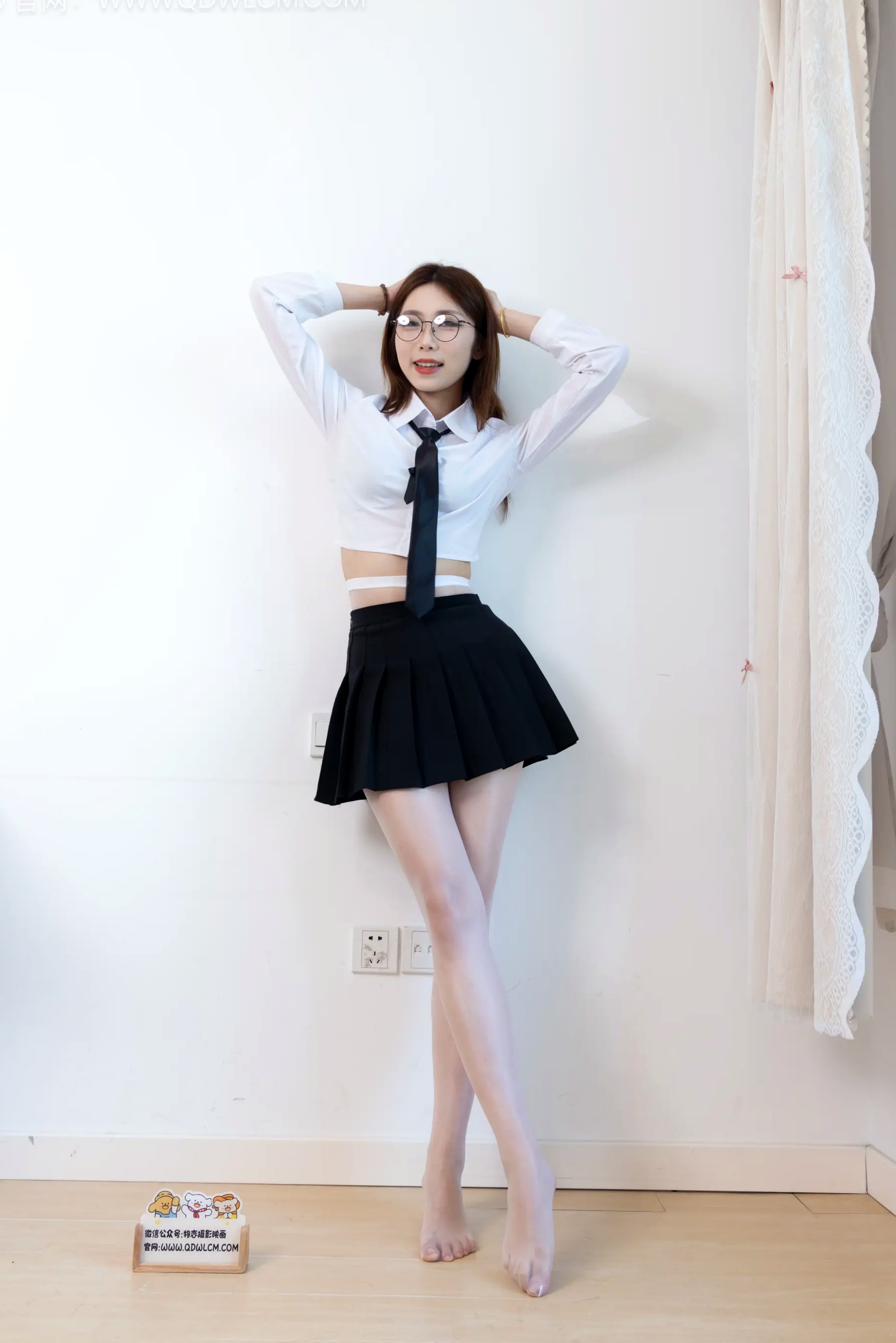 泡泡-青春学园制服诱惑,白衬衫黑百褶裙配白丝眼镜,甜美知性风室内私房照