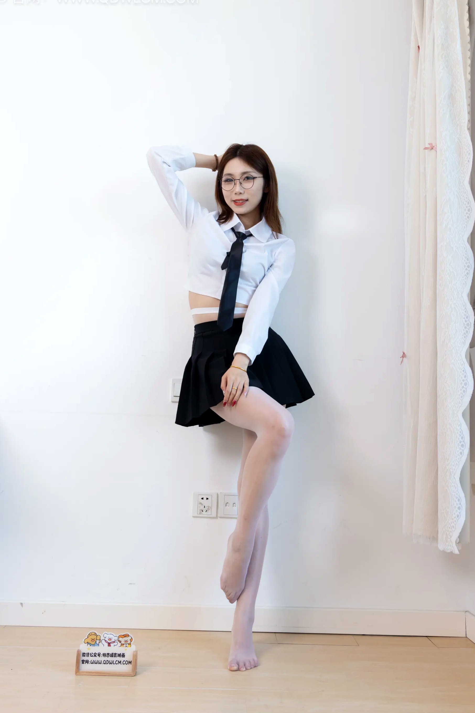 泡泡-青春学园制服诱惑,白衬衫黑百褶裙配白丝眼镜,甜美知性风室内私房照