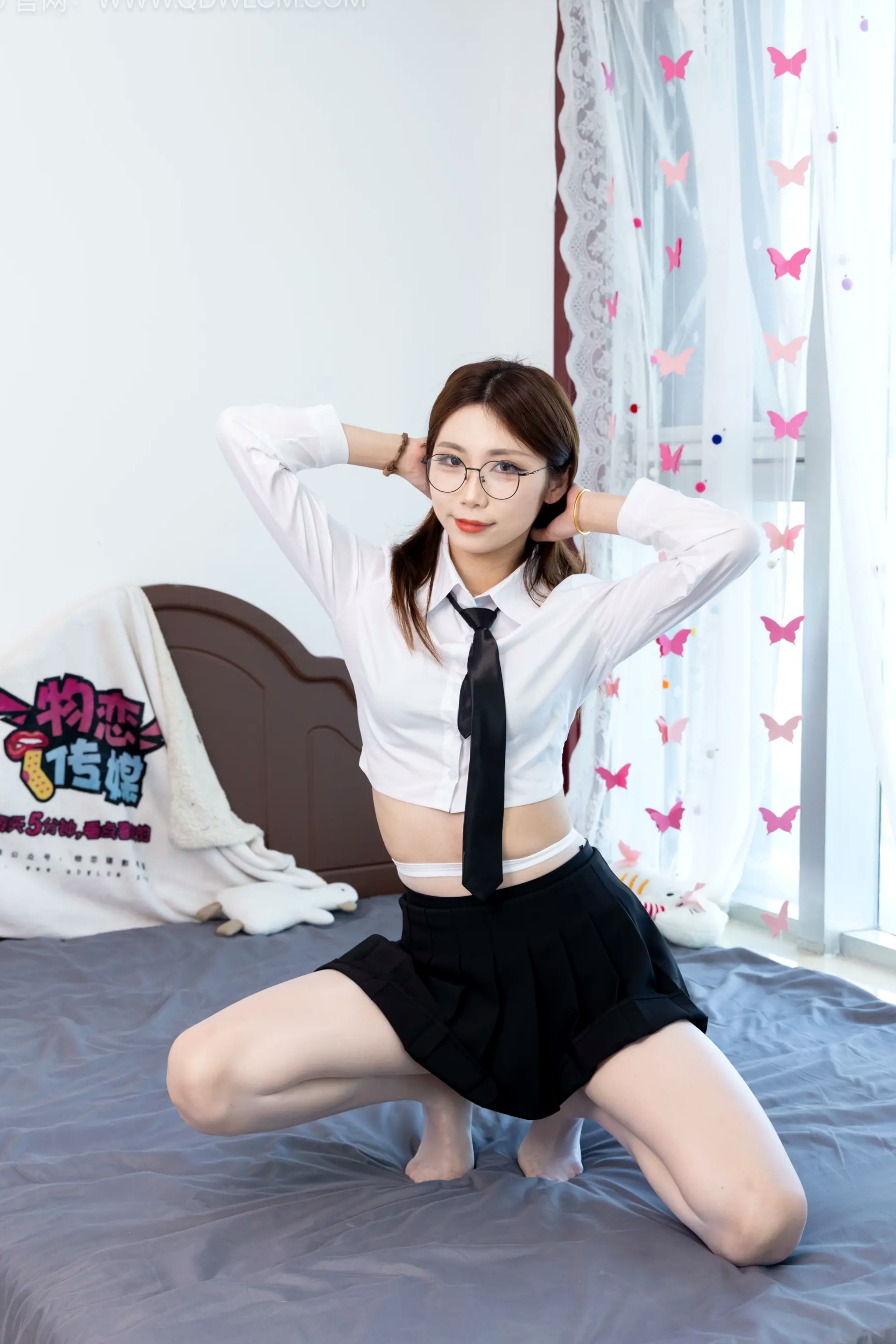 泡泡-青春学园制服诱惑,白衬衫黑百褶裙配白丝眼镜,甜美知性风室内私房照