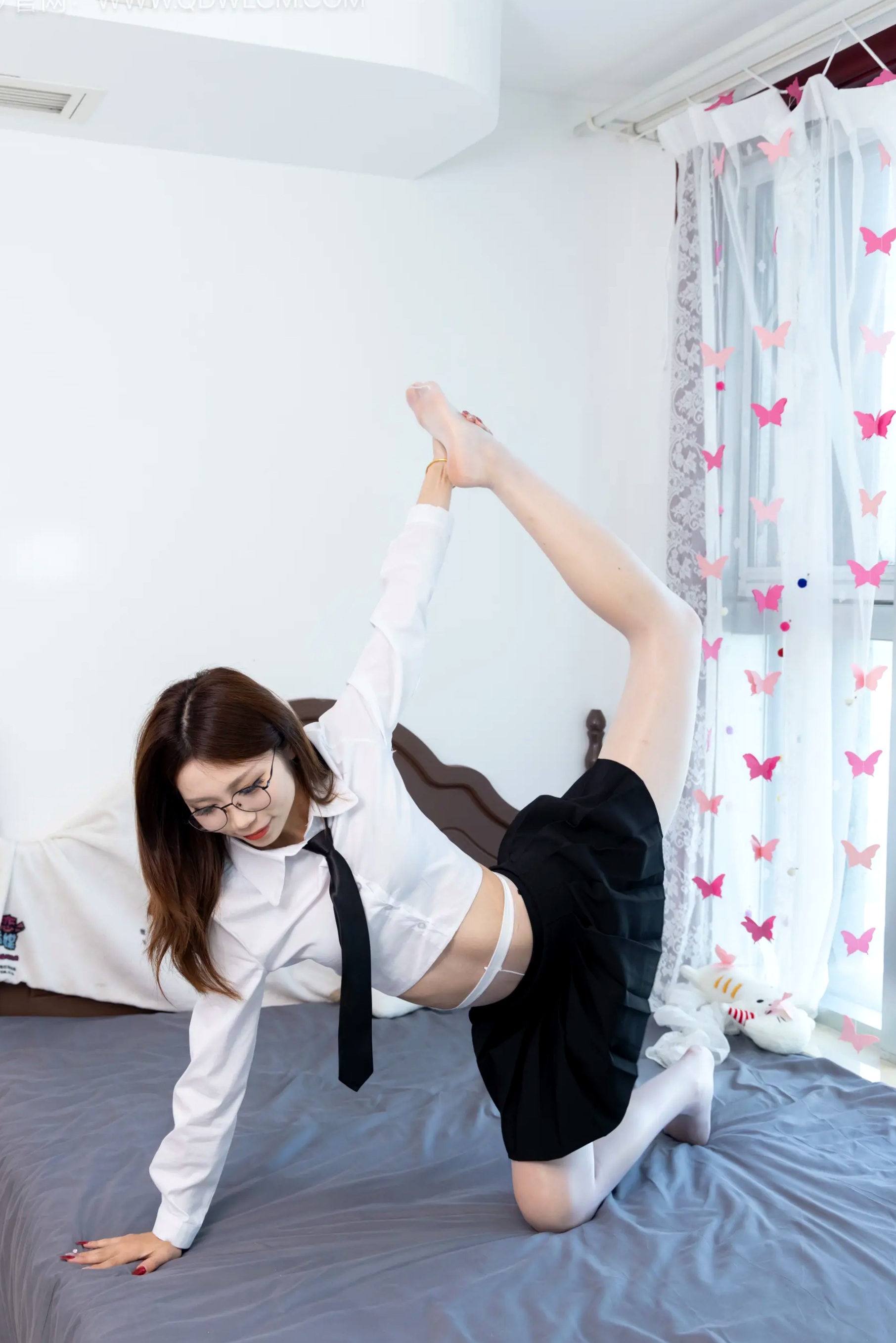 泡泡-青春学园制服诱惑,白衬衫黑百褶裙配白丝眼镜,甜美知性风室内私房照