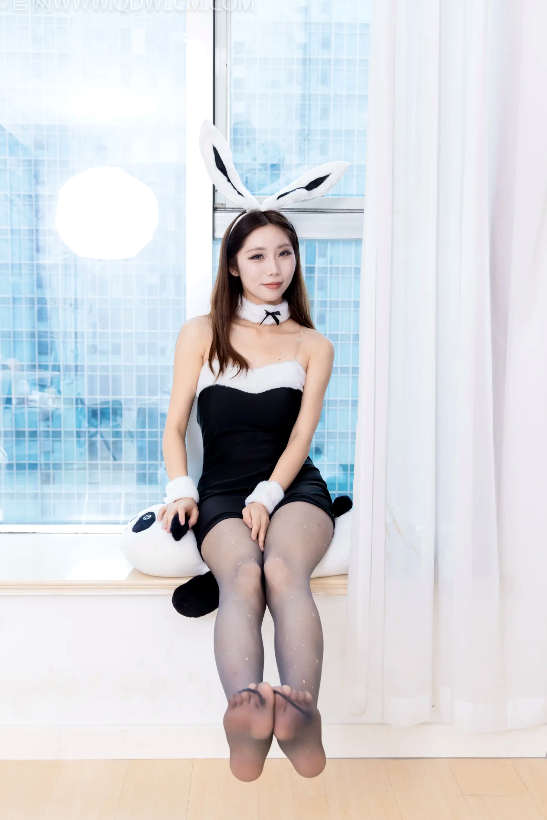 泡泡兔女郎私房写真:黑丝诱惑、修长美腿、高跟鞋,居家性感角色扮演系列