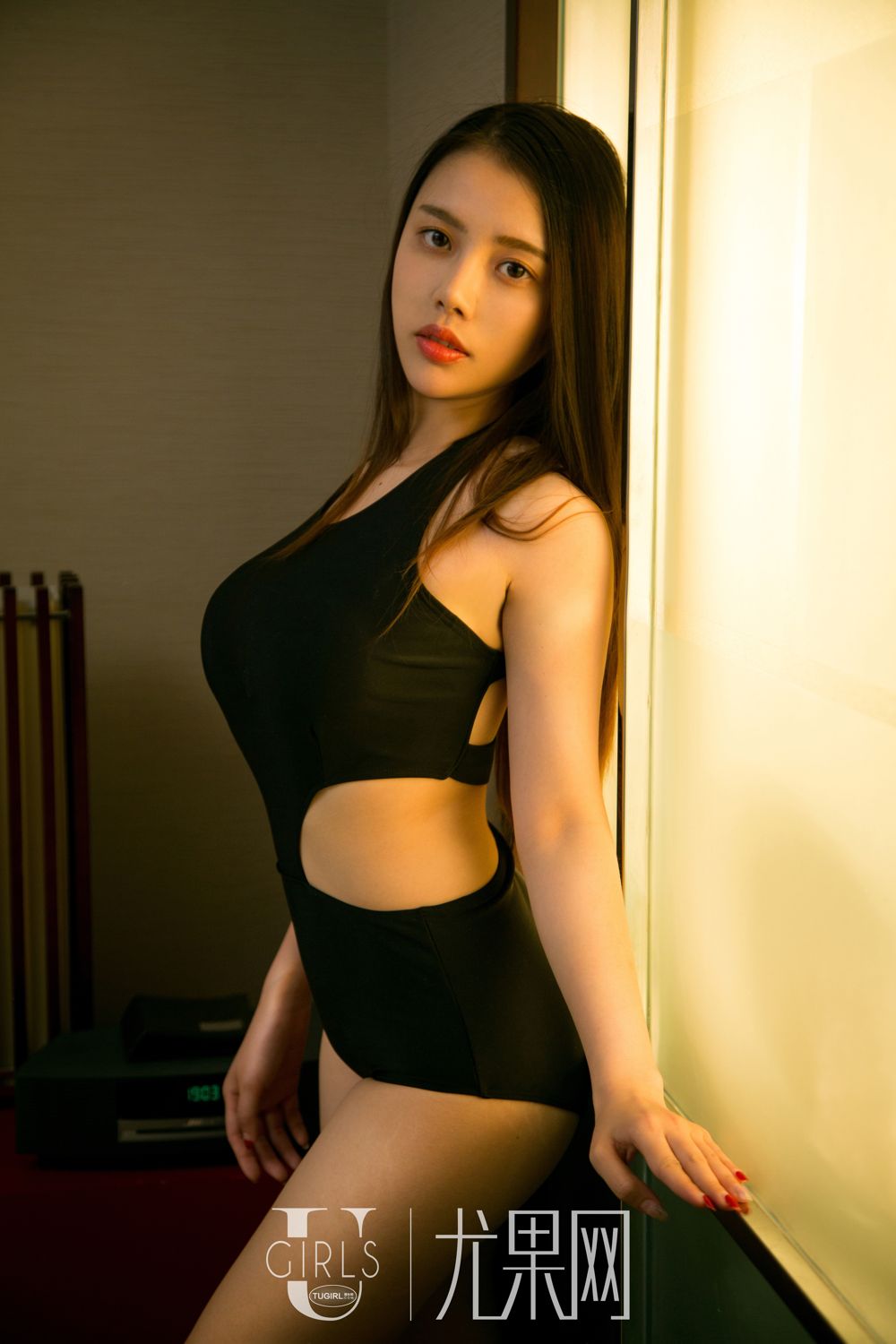 茉莉火红色比基尼 遮挡不住的完美曲线