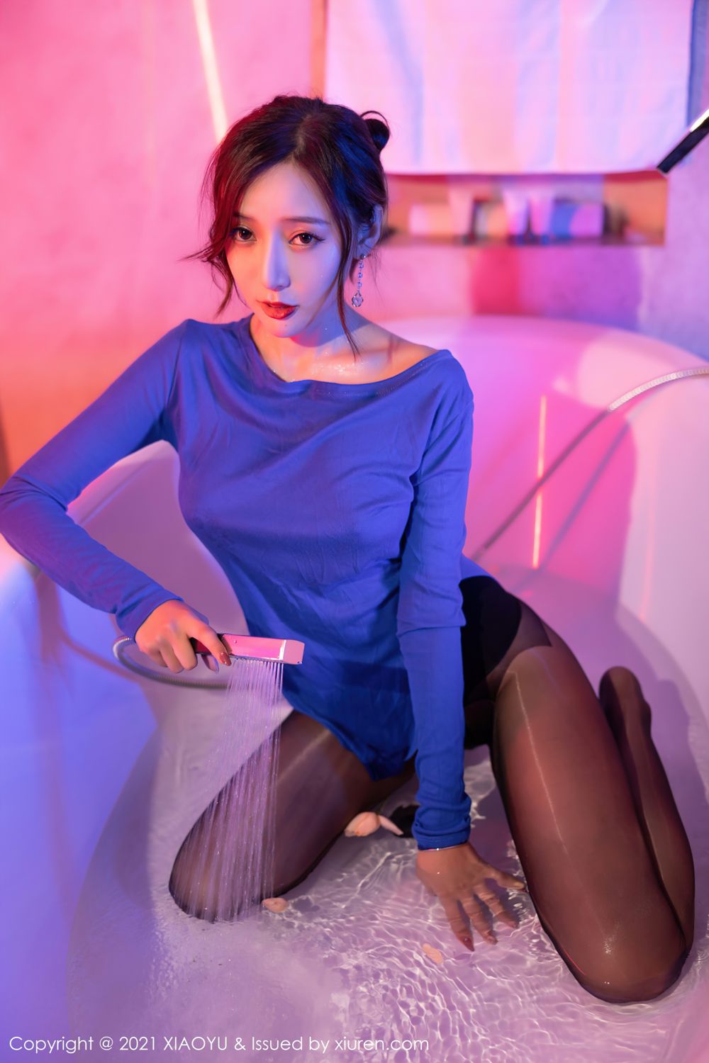 魅惑女神王馨瑶 霓虹灯视觉盛宴