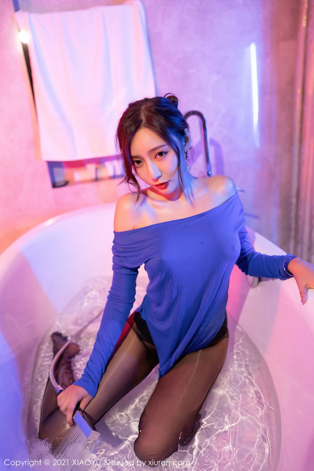 魅惑女神王馨瑶 霓虹灯视觉盛宴