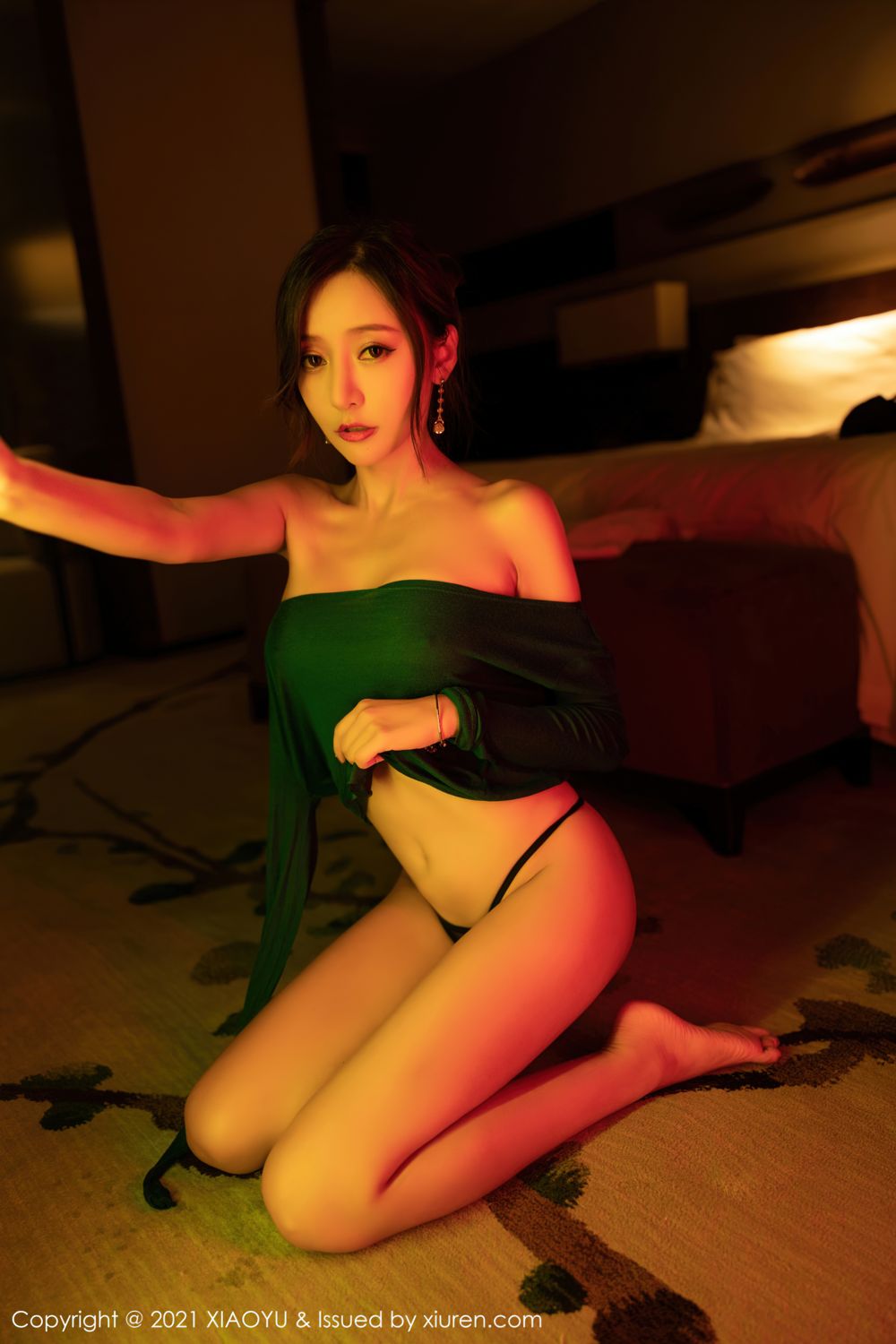 魅惑女神王馨瑶 霓虹灯视觉盛宴
